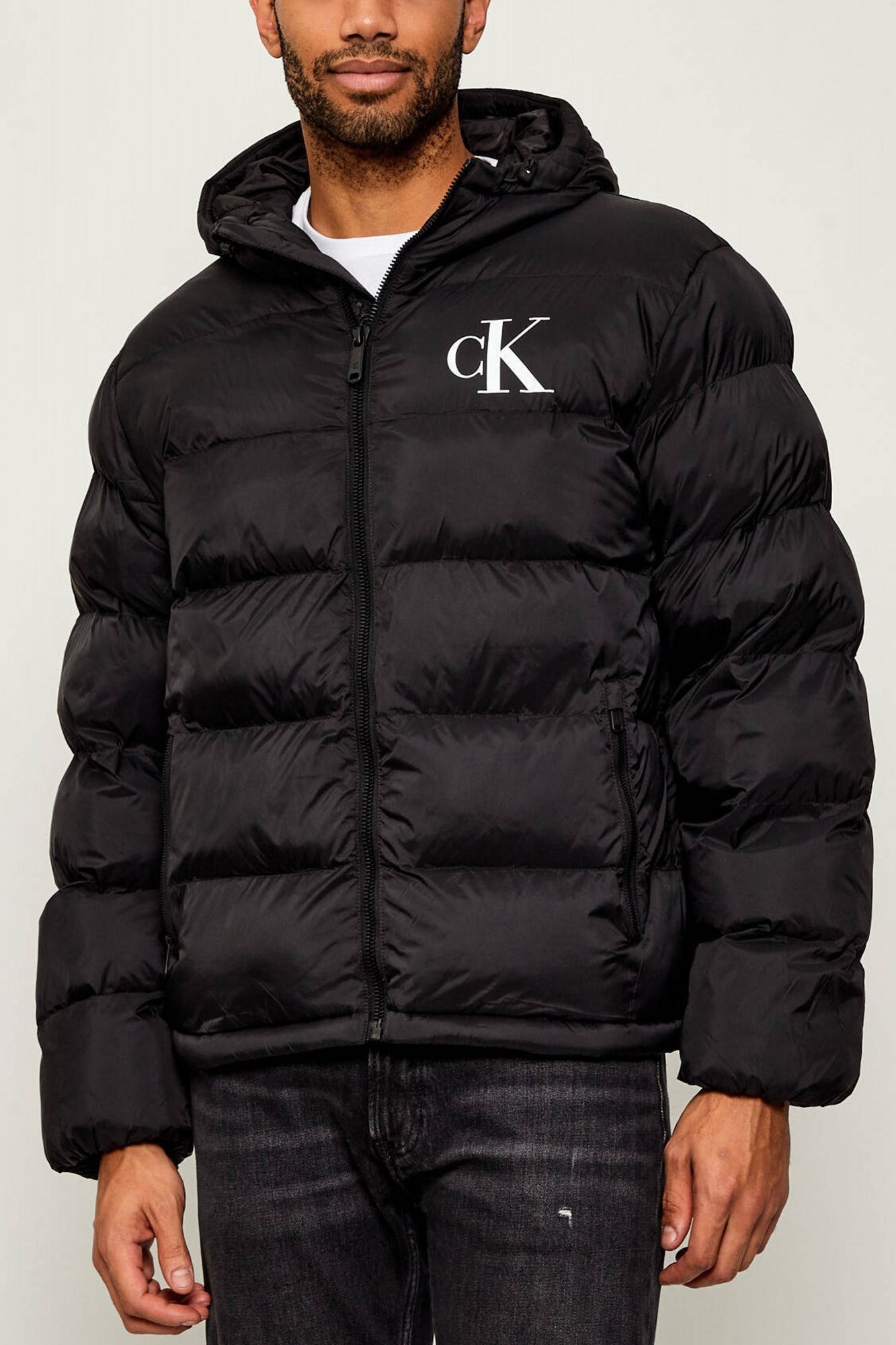 CALVIN KLEIN MONOGRAM PUFFER JACKET en color NEGRO (1)