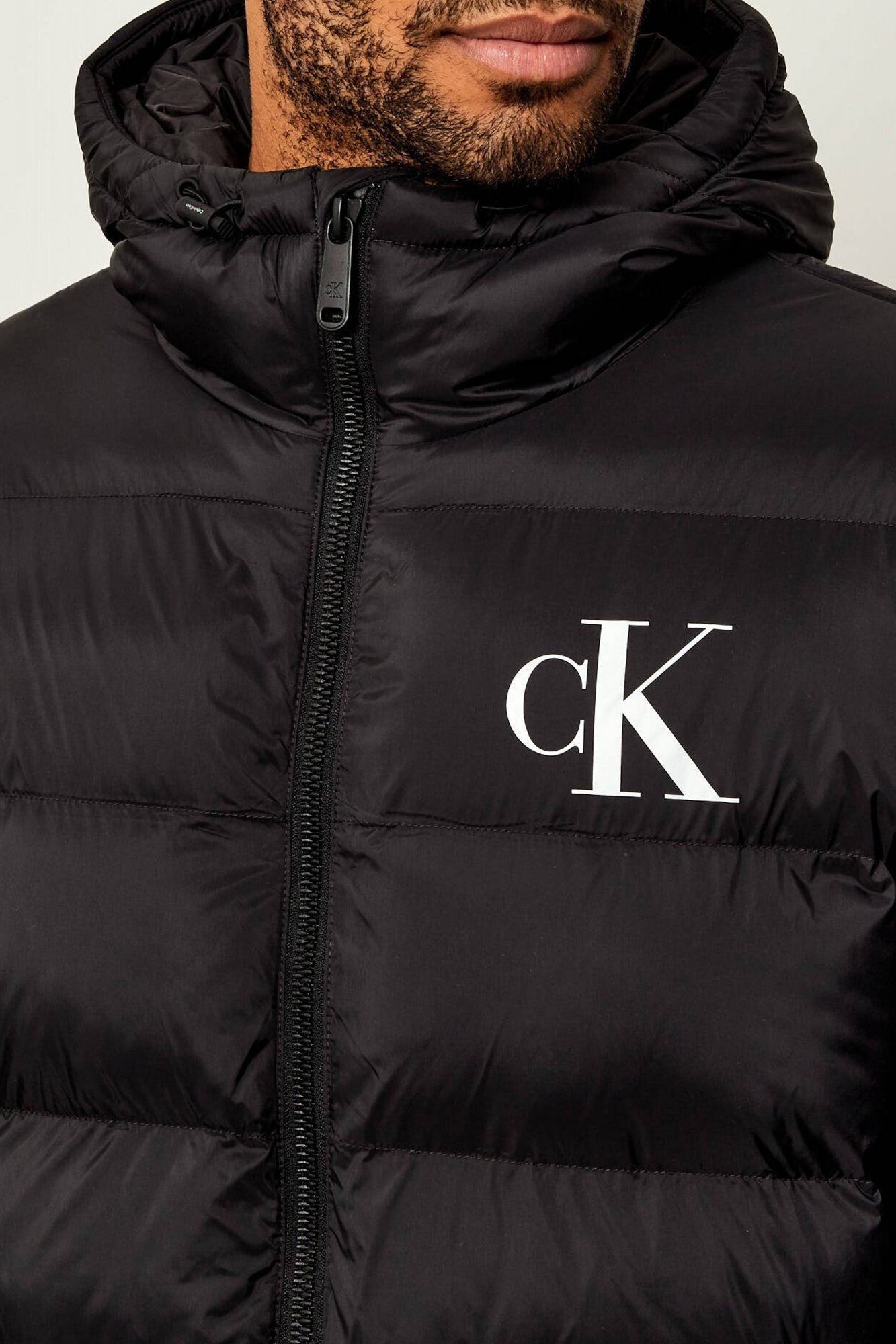 CALVIN KLEIN MONOGRAM PUFFER JACKET en color NEGRO (3)