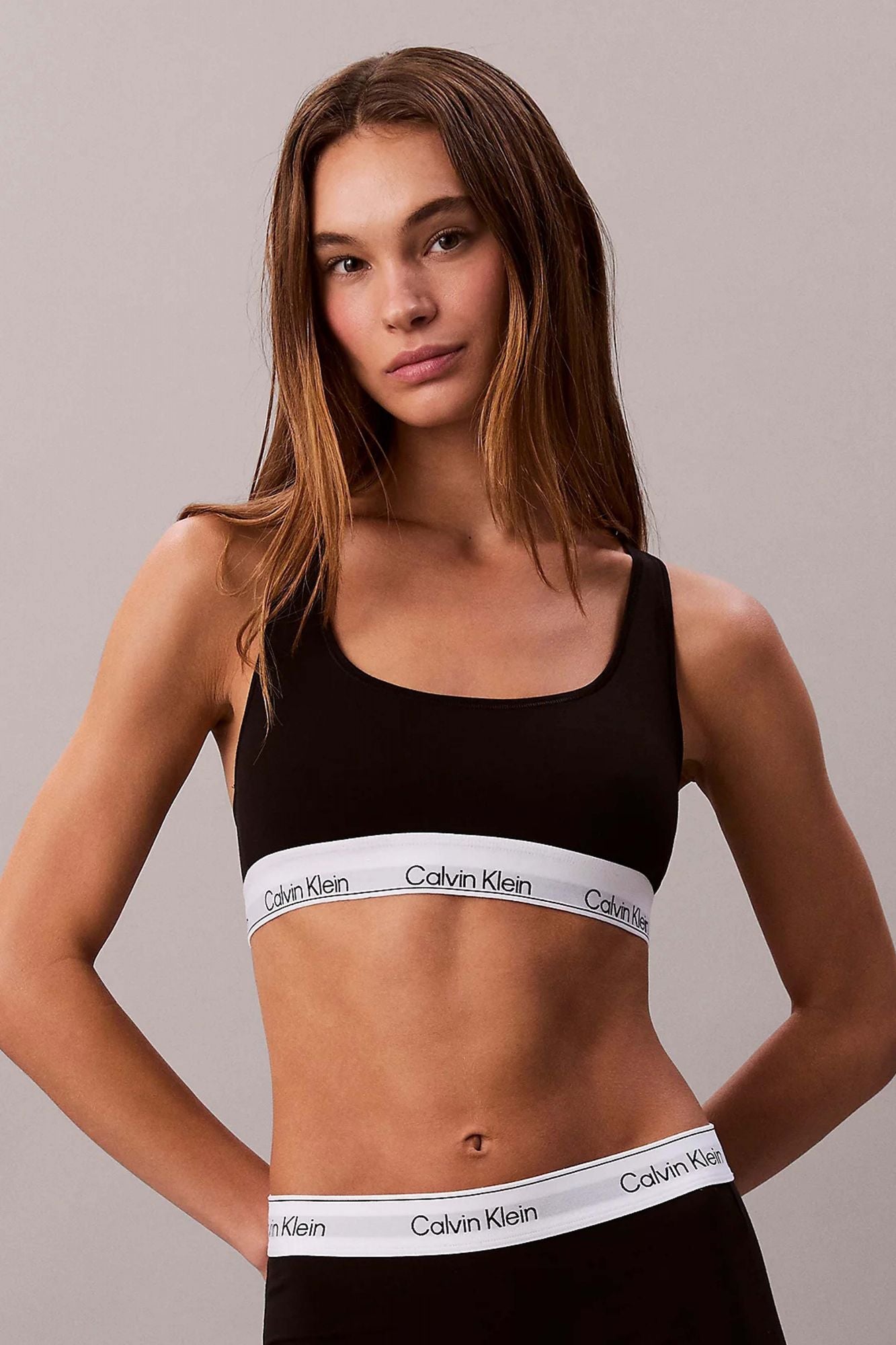 CALVIN KLEIN UNLINED BRALETTE en color NEGRO (1)