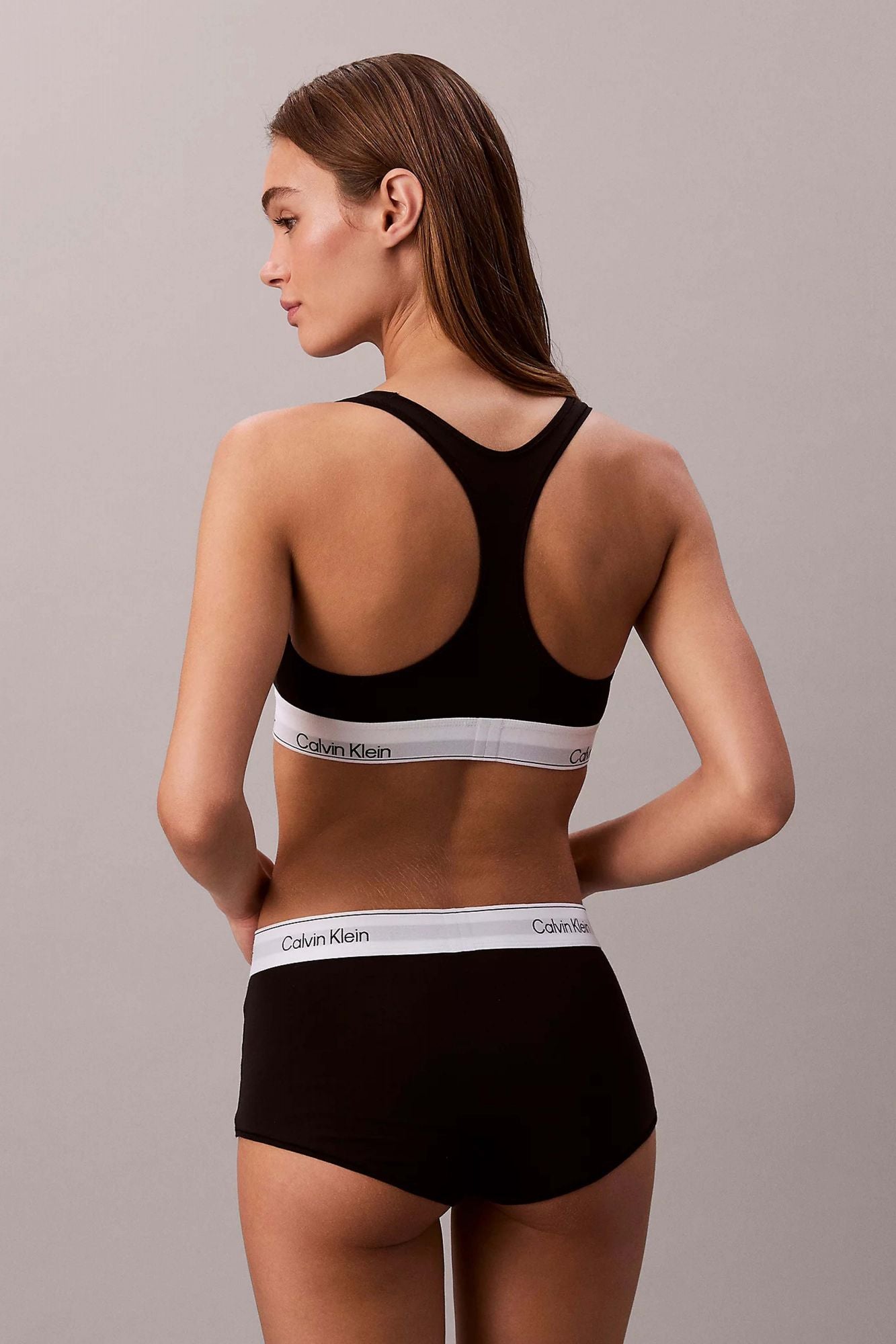 CALVIN KLEIN UNLINED BRALETTE en color NEGRO (2)