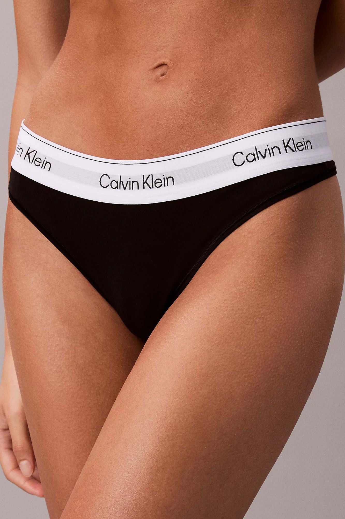 CALVIN KLEIN LOW-RISE COTTON-MODAL THONG en color NEGRO (1)