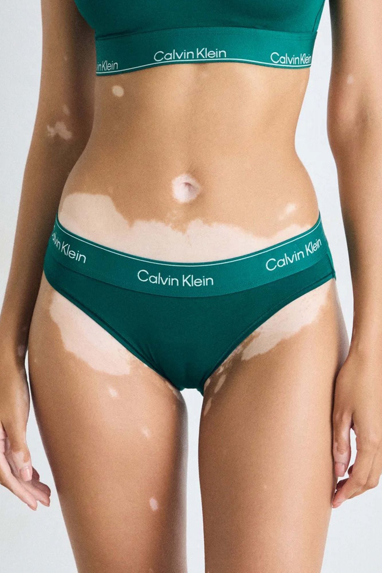 CALVIN KLEIN ICON COTTON MODAL BIKINI BRIEF en color VERDE (2)