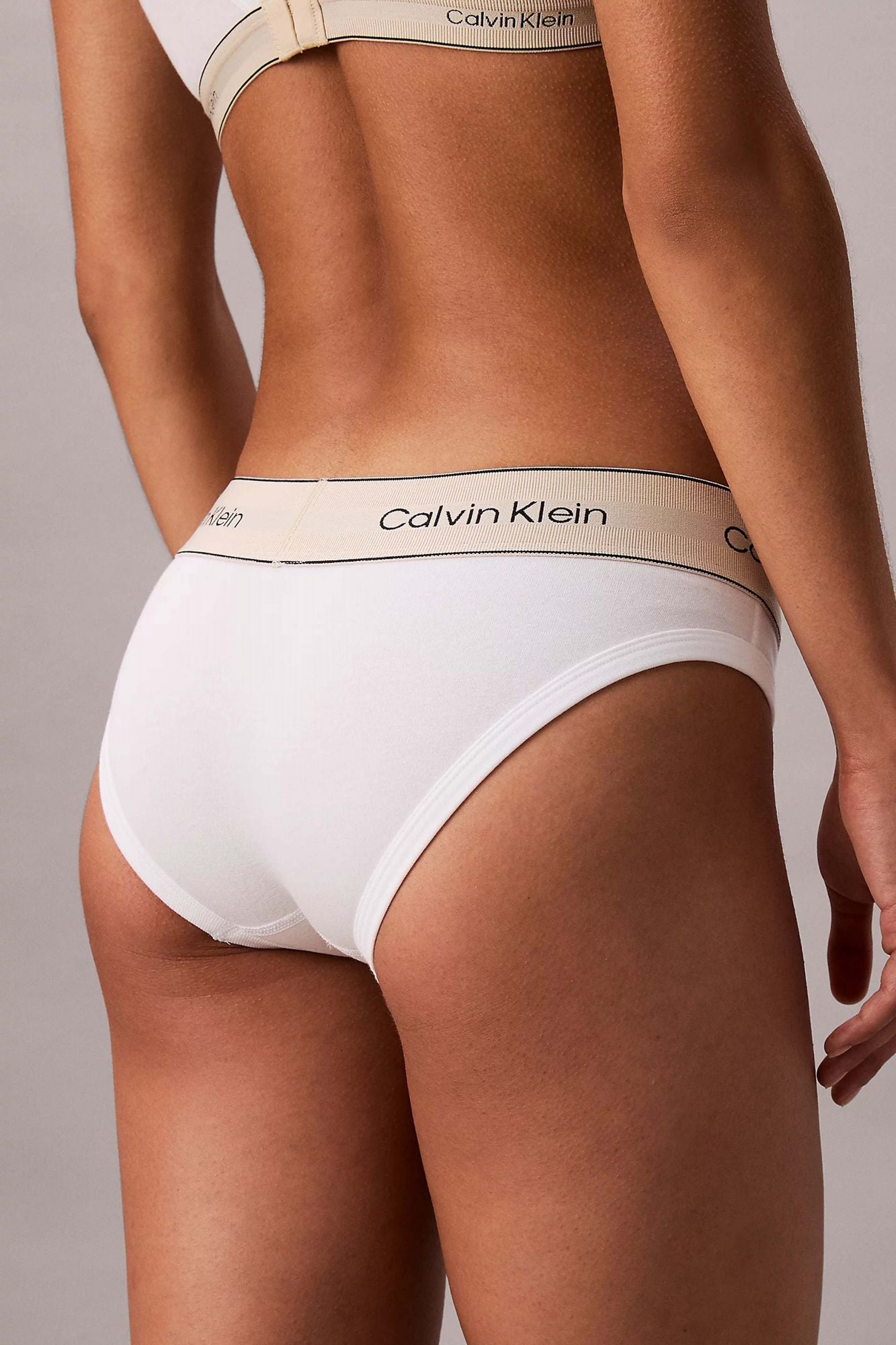 CALVIN KLEIN HERITAGE COTTON BIKINI BRIEF en color BLANCO (2)