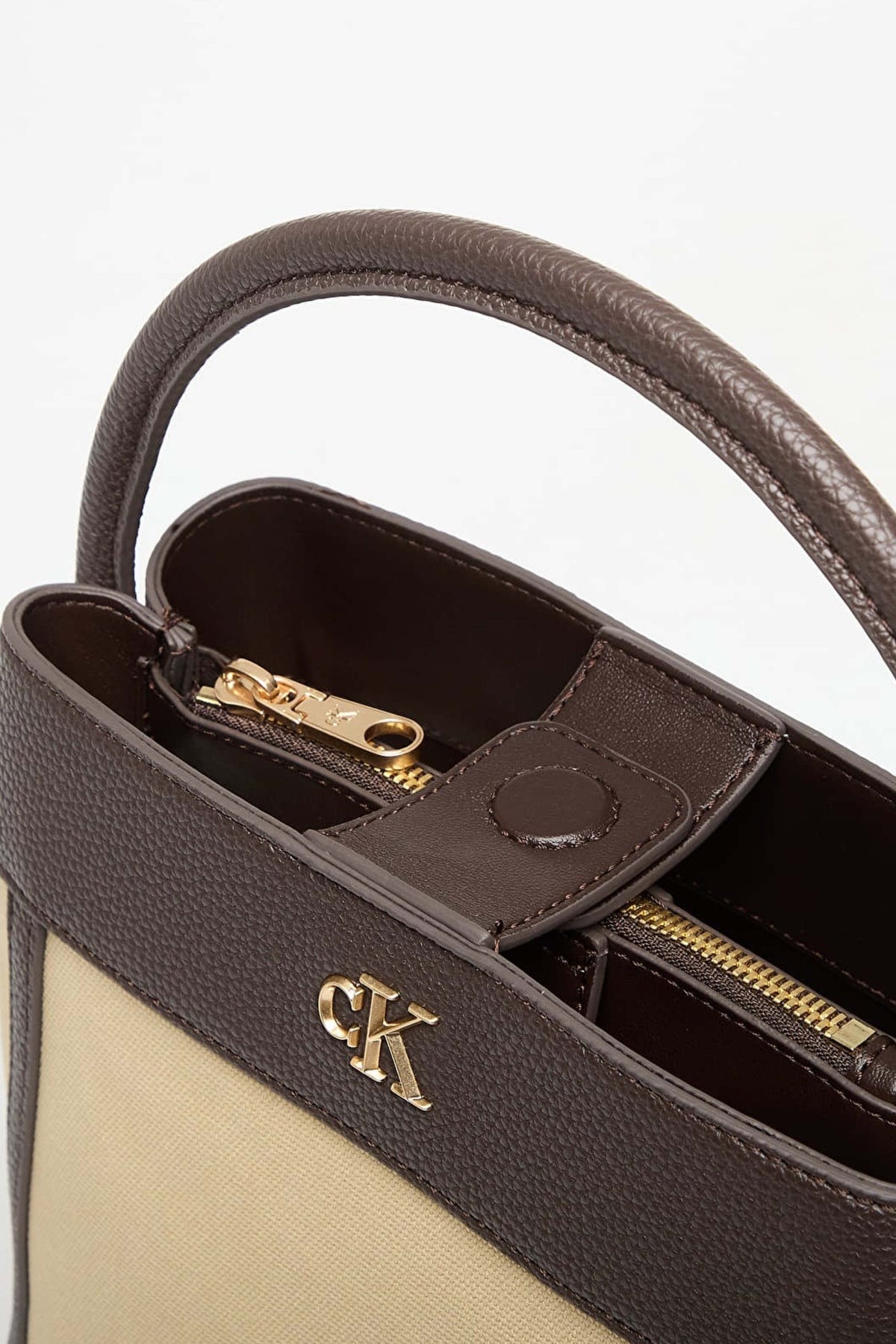 CALVIN KLEIN BUCKET WITH STRAP en color VERDE (4)