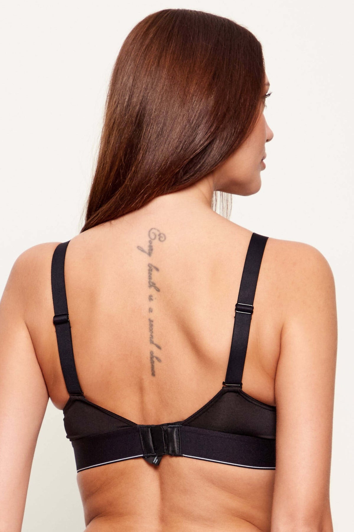 CALVIN KLEIN LIGHTLY LINED BRALETTE en color NEGRO (2)