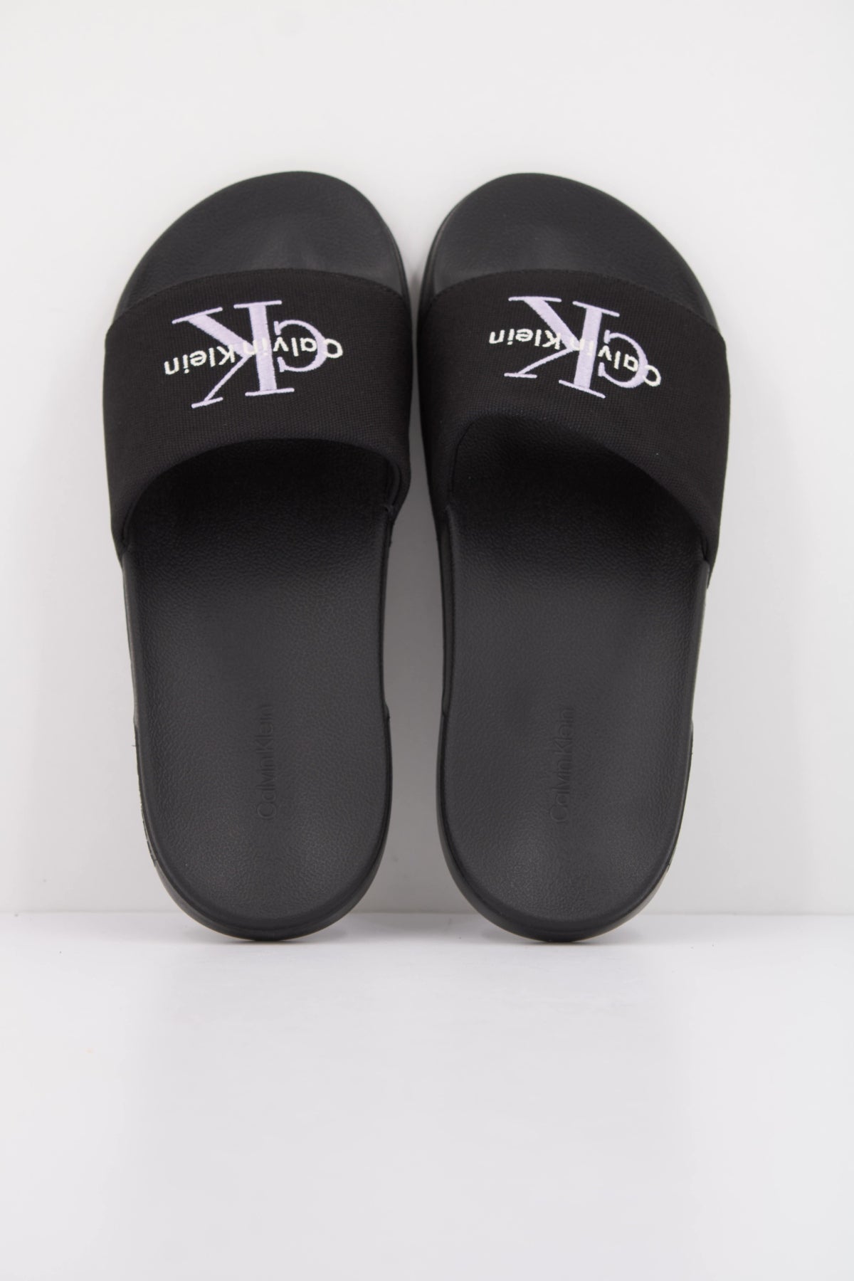 CALVIN KLEIN ESS SLIDE CV en color NEGRO (3)