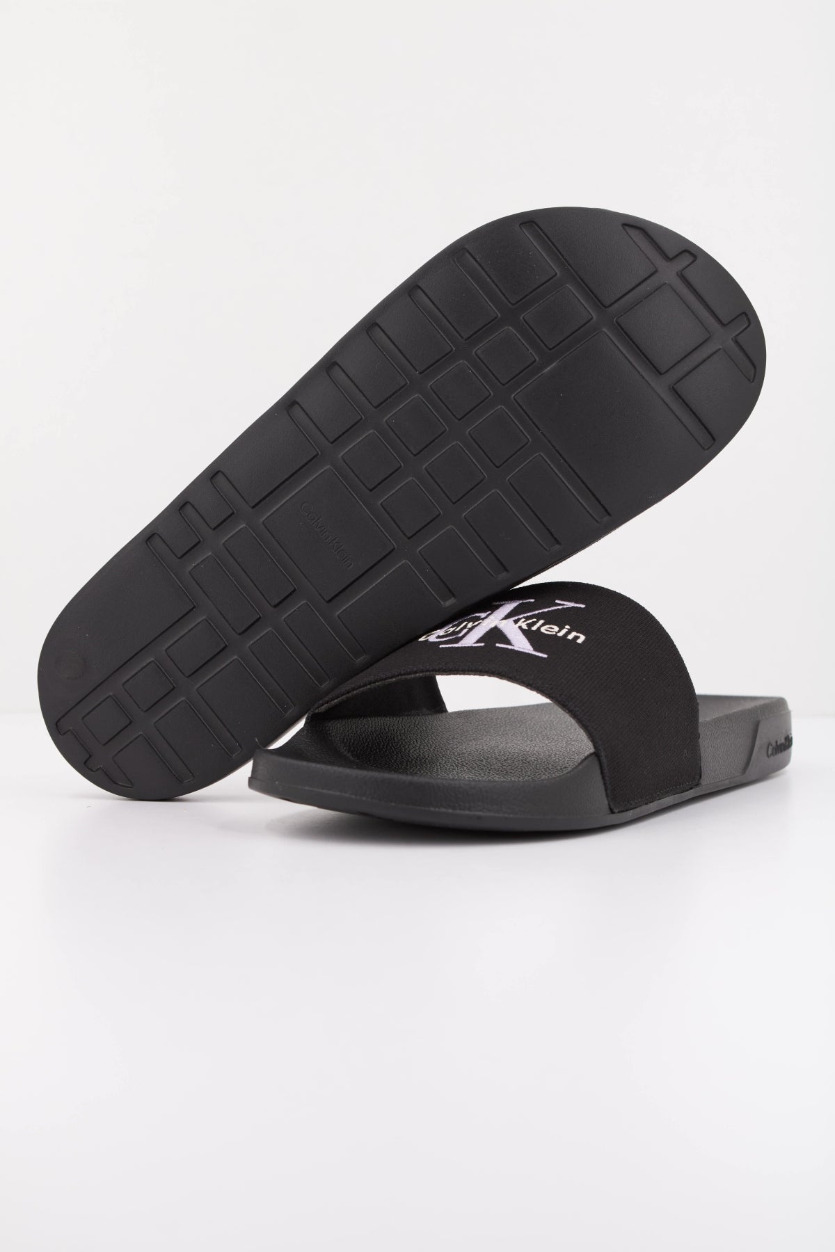 CALVIN KLEIN ESS SLIDE CV en color NEGRO (5)