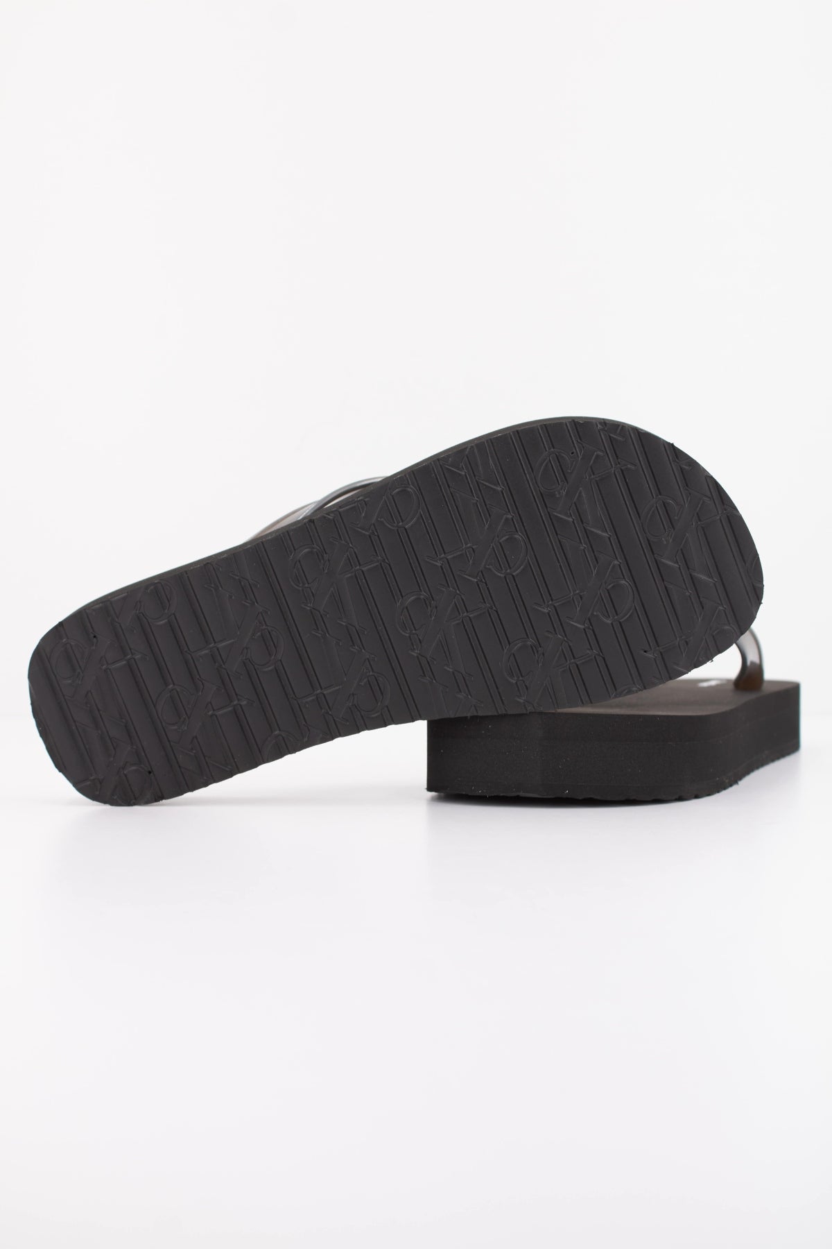 CALVIN KLEIN FLATFORM FLIP FLOP MET T en color NEGRO (5)