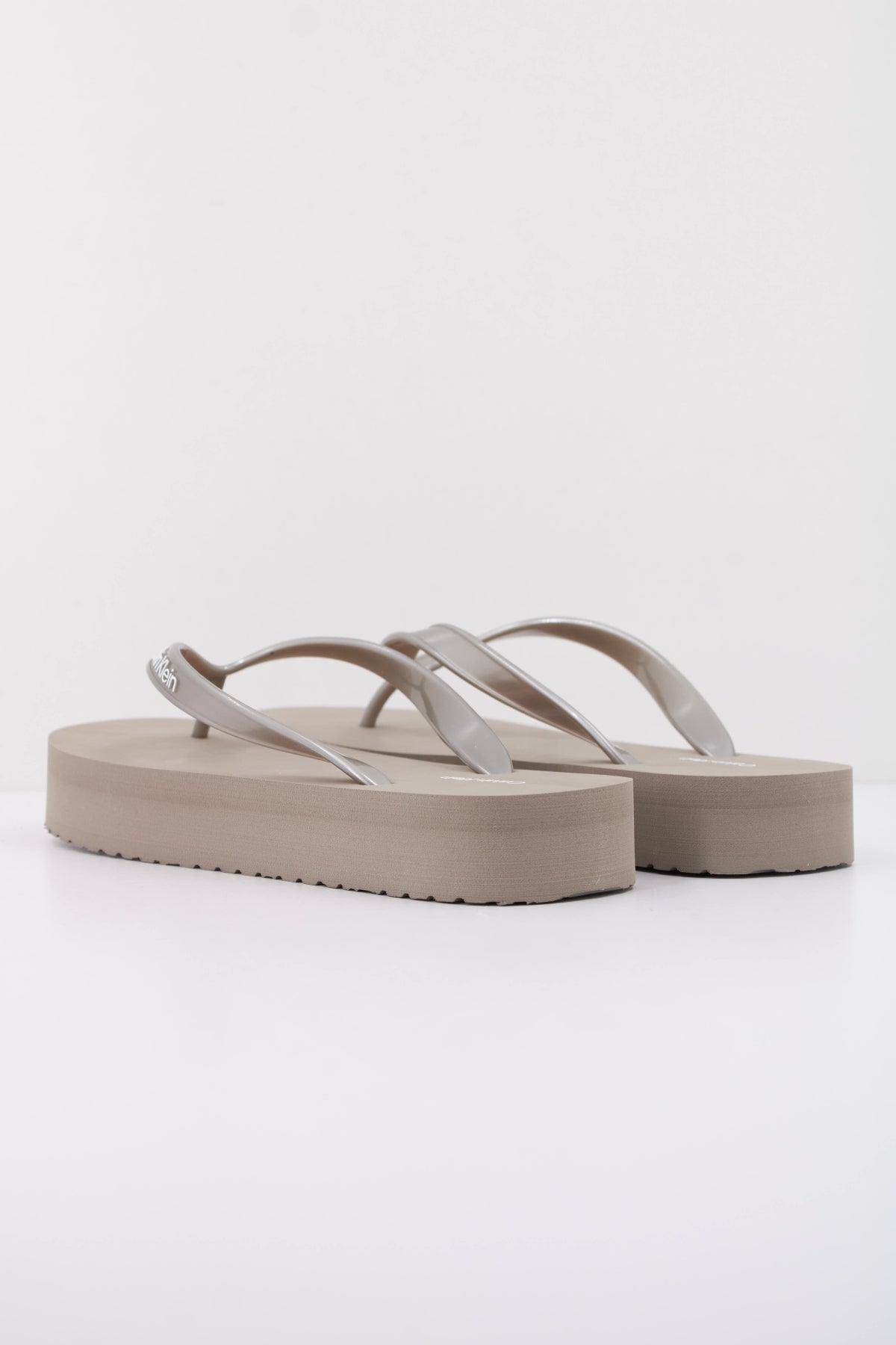 CALVIN KLEIN FLATFORM FLIP FLOP MET T en color GRIS (4)