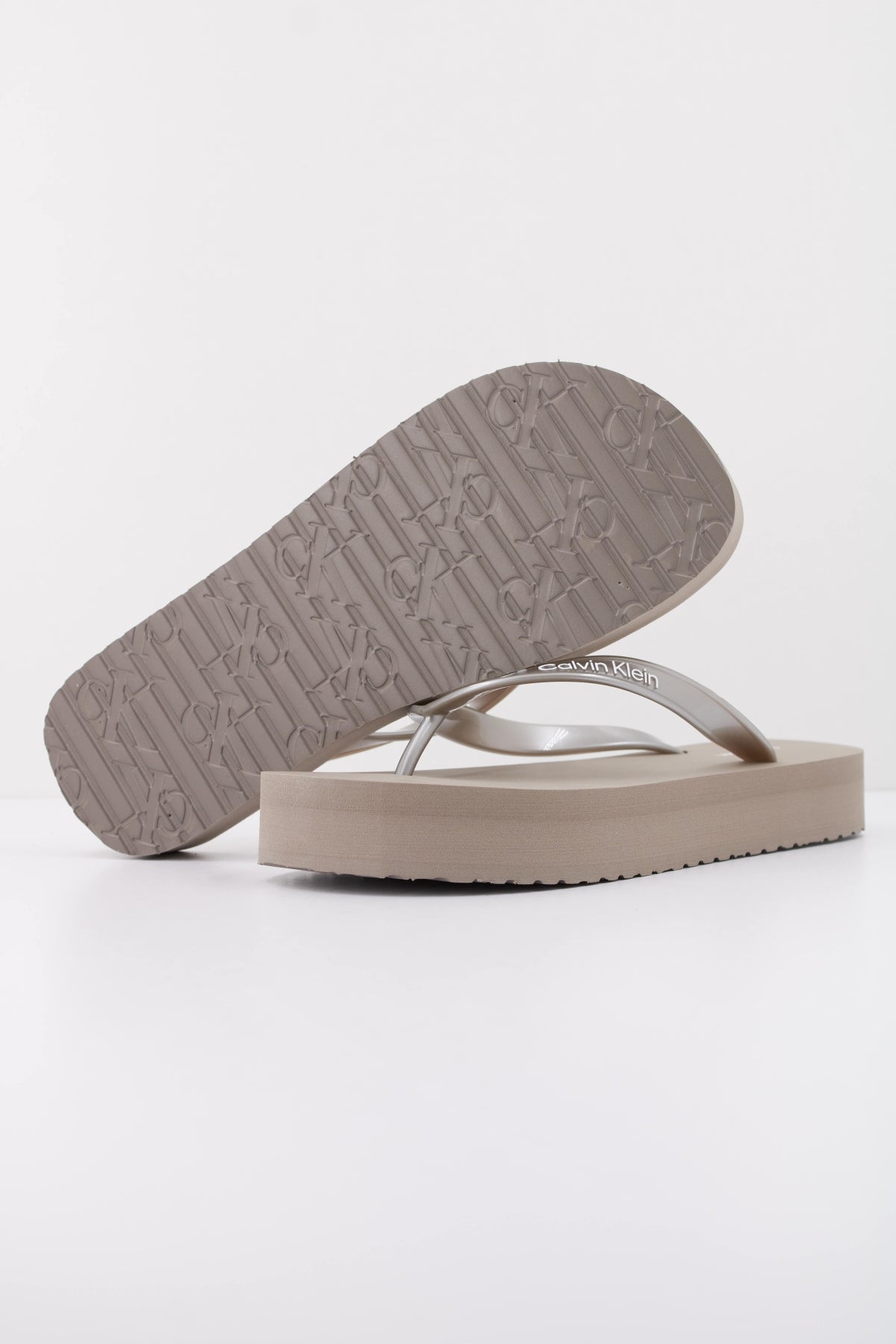 CALVIN KLEIN FLATFORM FLIP FLOP MET T en color GRIS (5)
