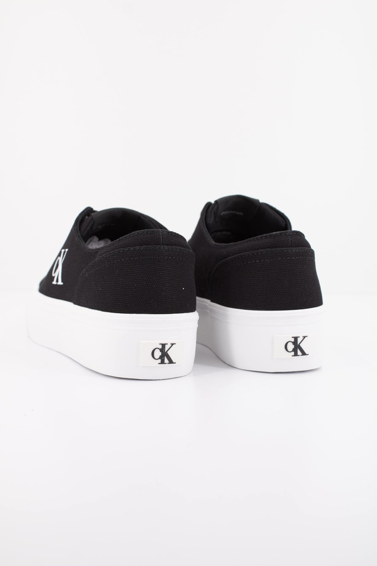 CALVIN KLEIN VULC FLATFORM LOW en color NEGRO (4)