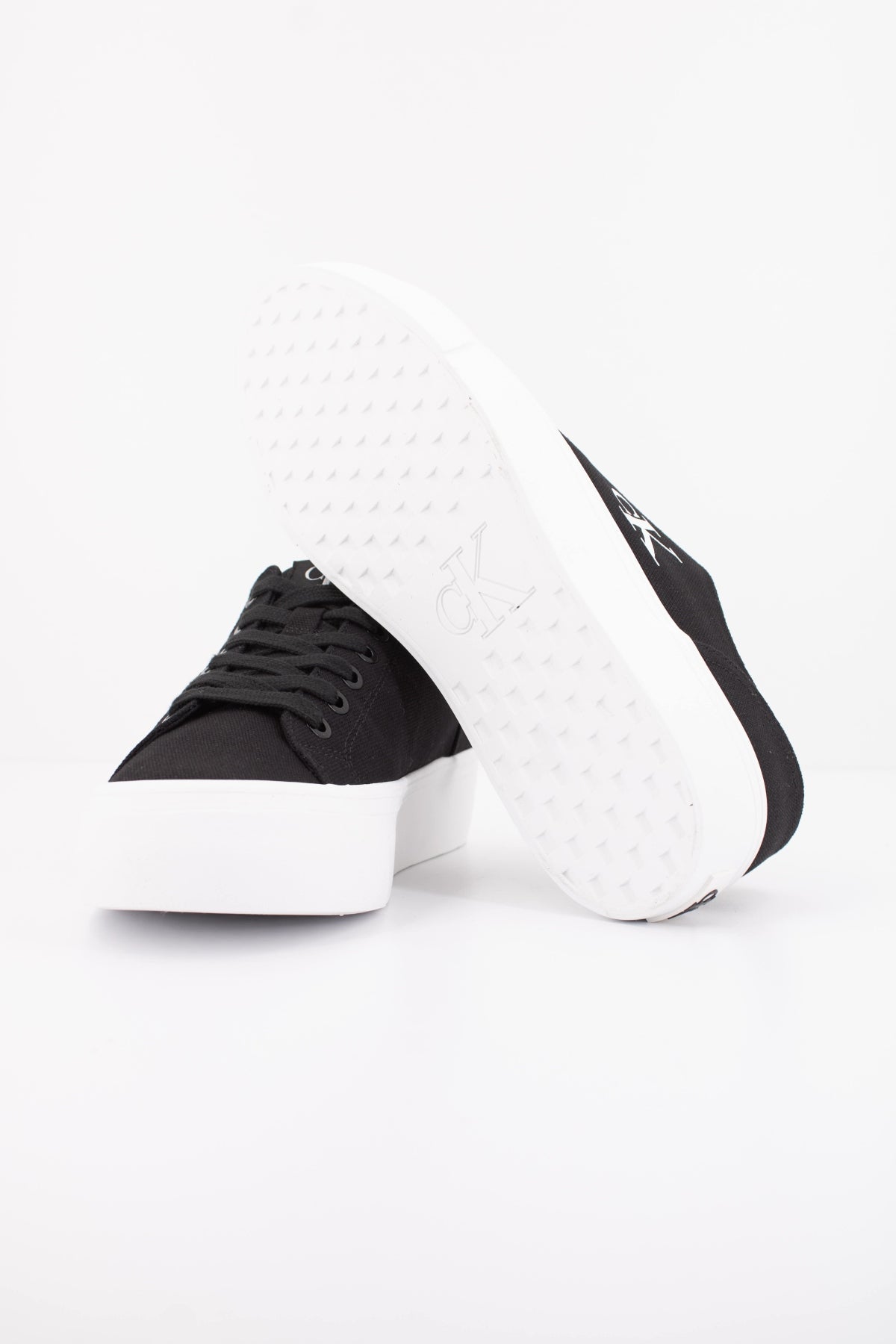 CALVIN KLEIN VULC FLATFORM LOW en color NEGRO (5)