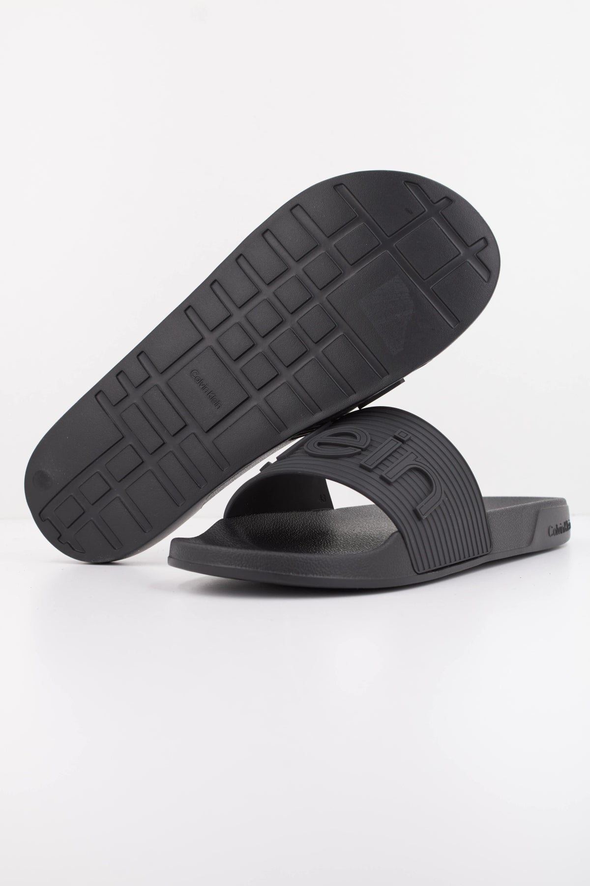 CALVIN KLEIN ESS SLIDE TEXTURE en color NEGRO (5)