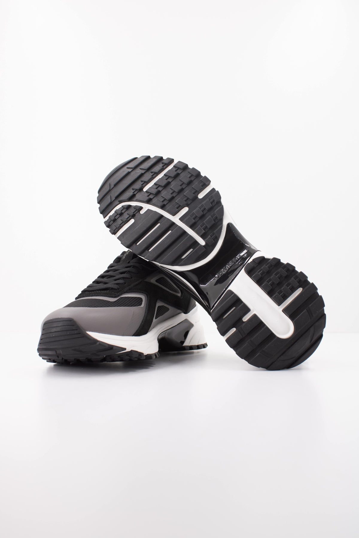 CALVIN KLEIN HIKE RUNNER CK STRIPE MI en color NEGRO (5)