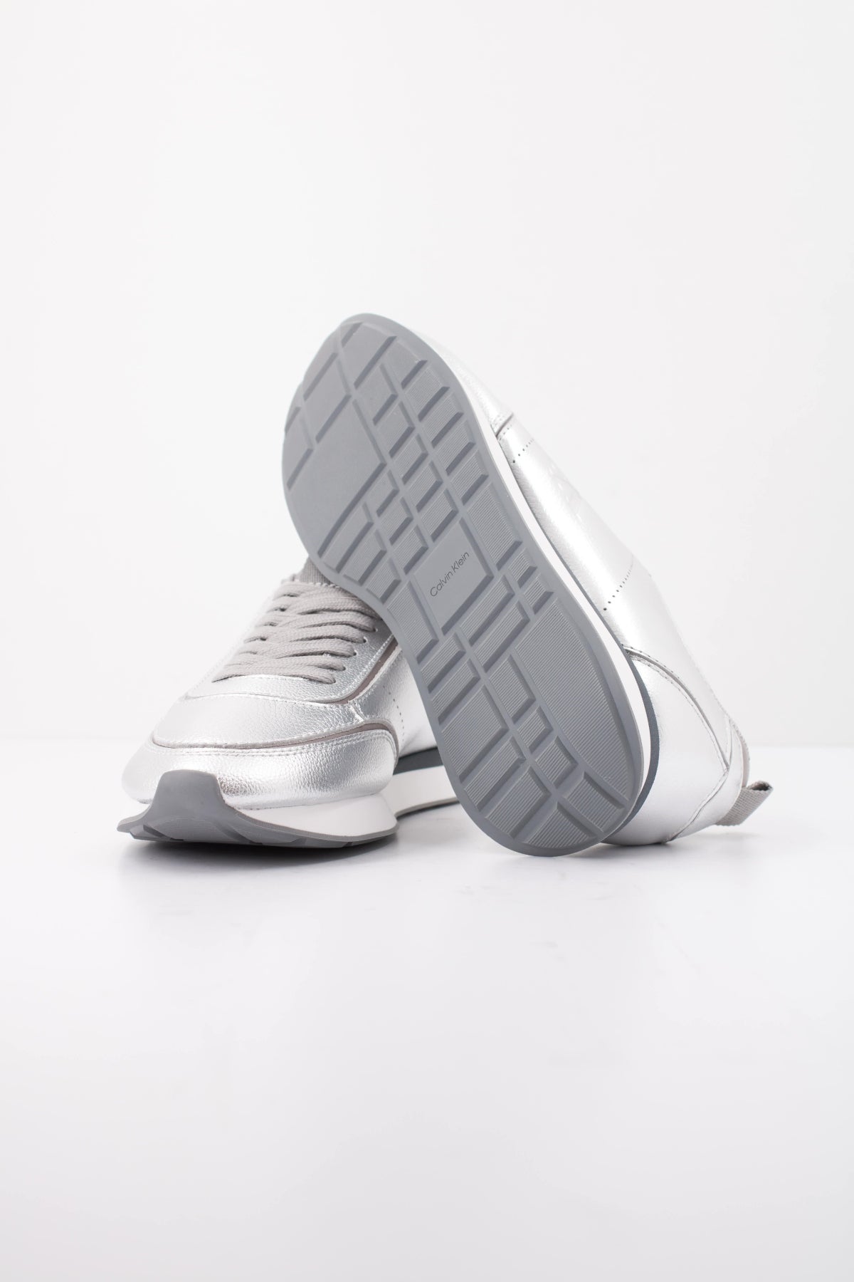 CALVIN KLEIN RETRO RUNNER METALLIC en color PLATA (5)