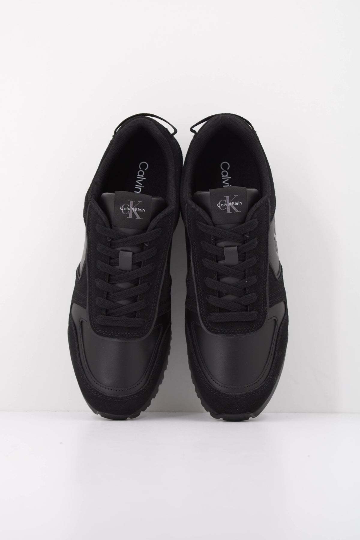 CALVIN KLEIN YM0YM01461 TOOTHY RUNNER IRREGULAR en color NEGRO (3)