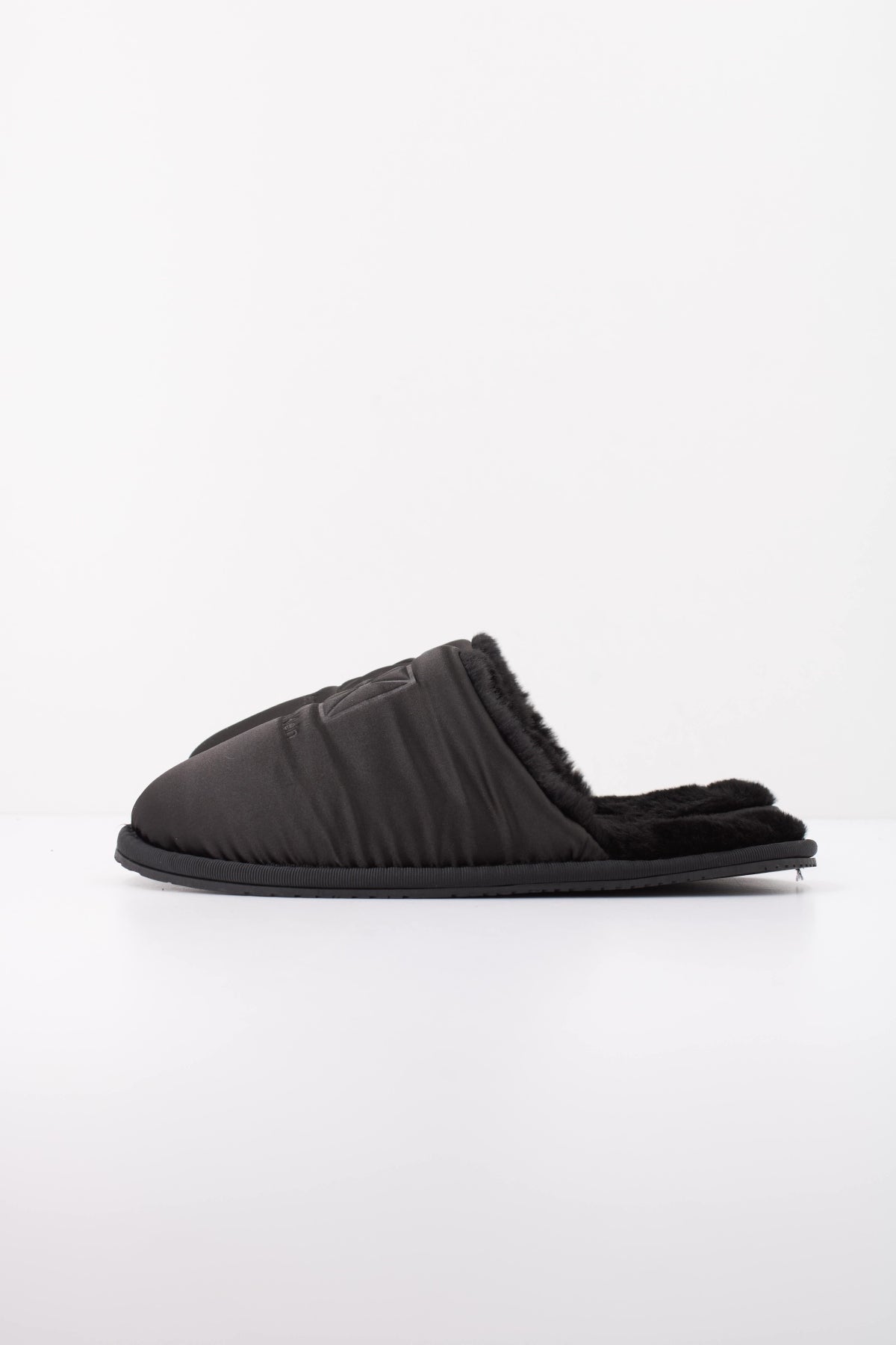 CALVIN KLEIN HW0HW03214 HOTEL SLIPPER SATIN en color NEGRO (1)