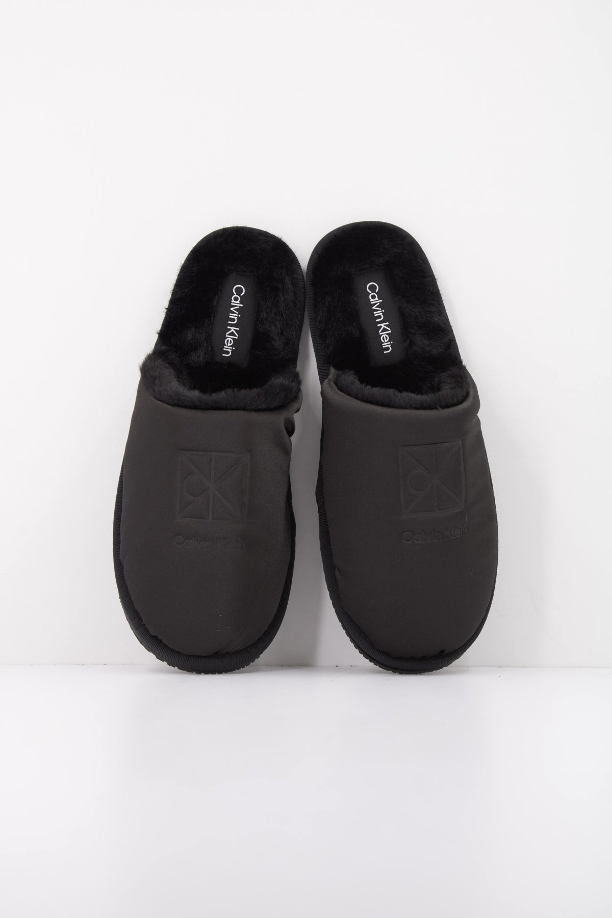 CALVIN KLEIN HW0HW03214 HOTEL SLIPPER SATIN en color NEGRO (3)