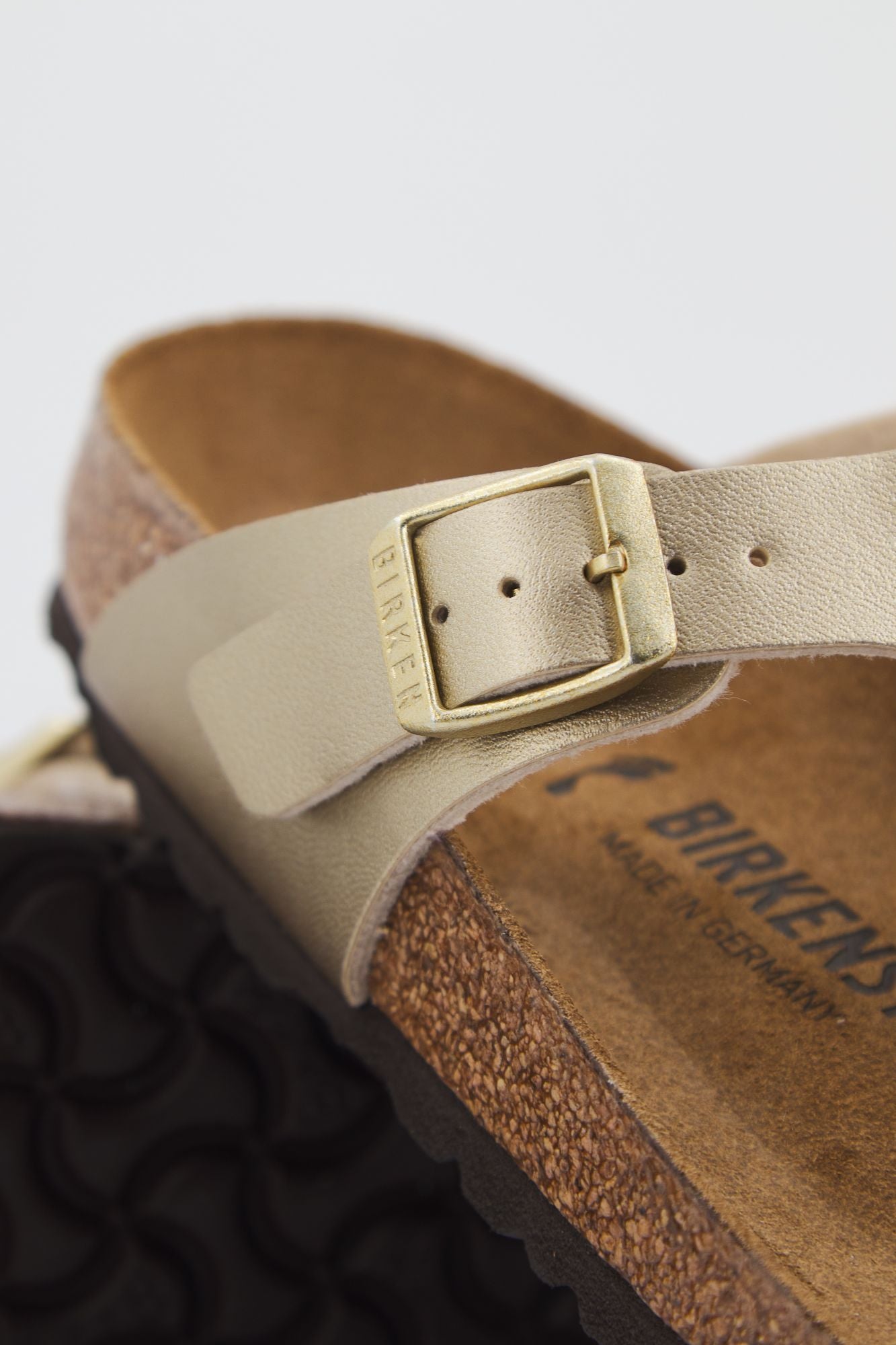BIRKENSTOCK GIZEH BF en color ORO (4)