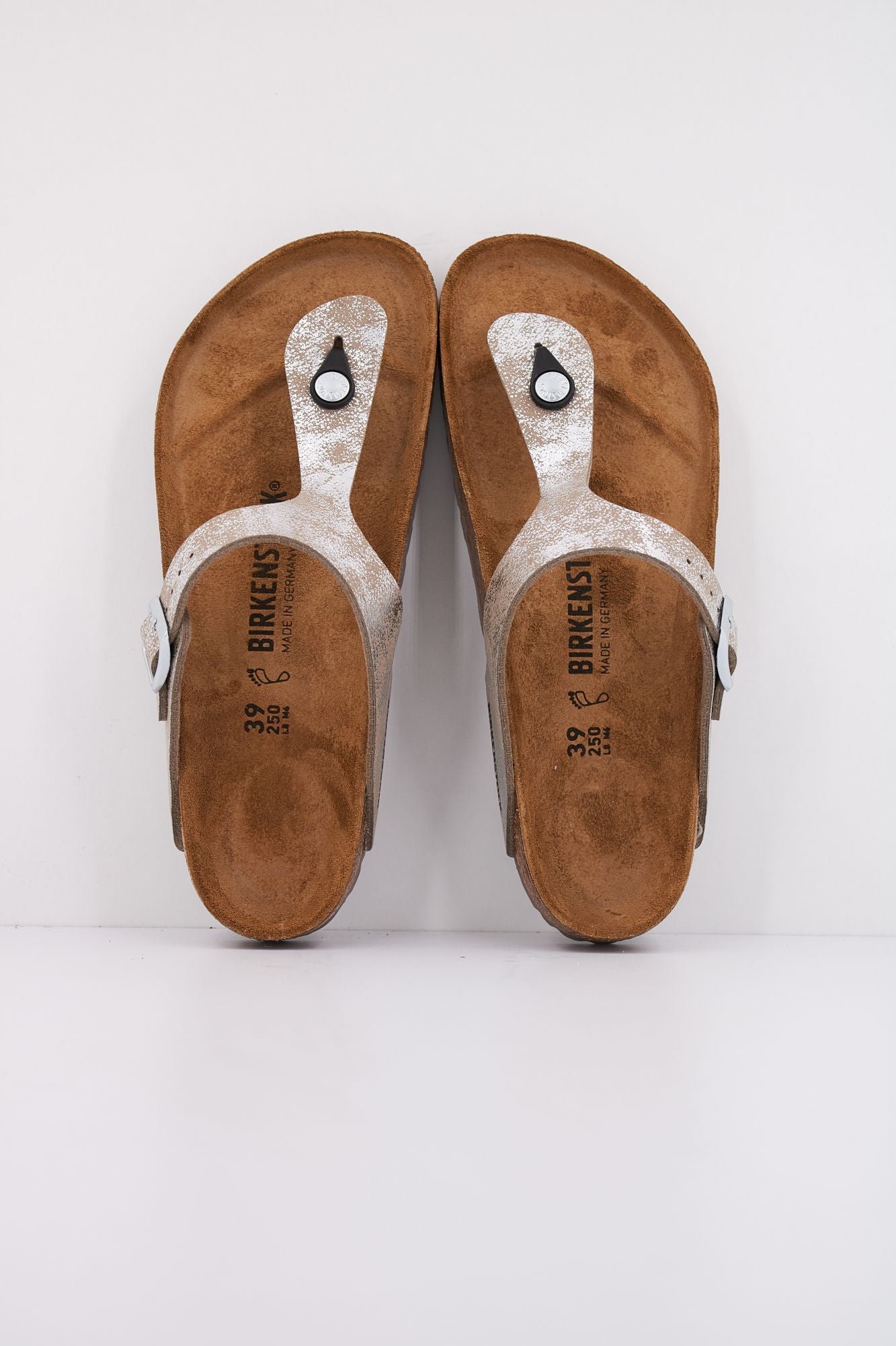 BIRKENSTOCK GIZEH BS en color PLATA (3)