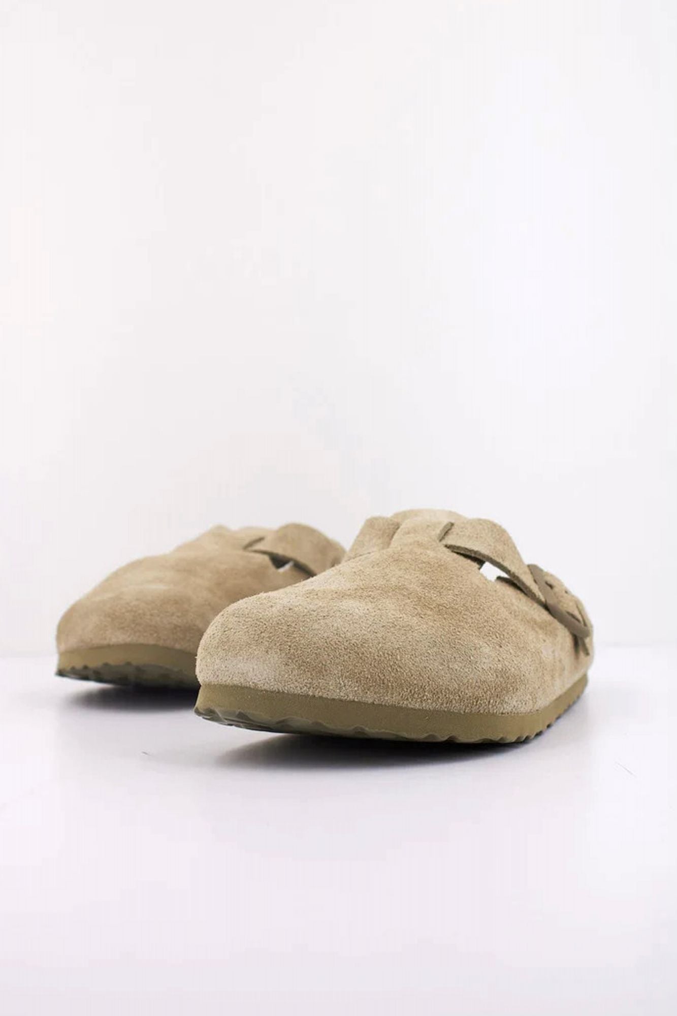 BIRKENSTOCK BOSTON LEVE en color BEIS (2)