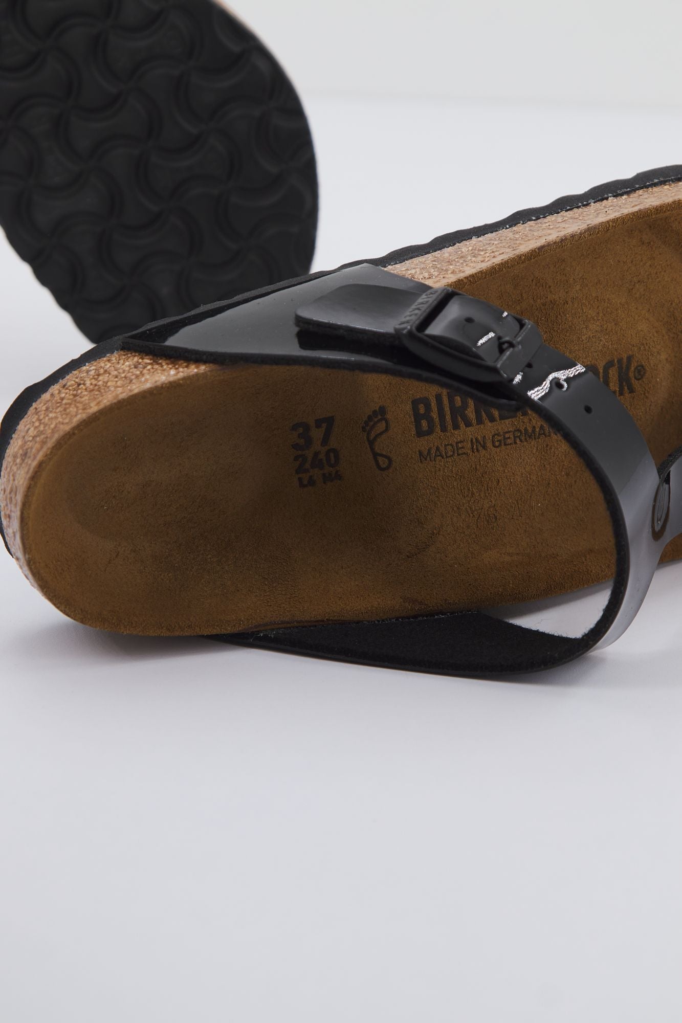 BIRKENSTOCK GIZEH BF SAND PATENT BIO en color NEGRO (3)