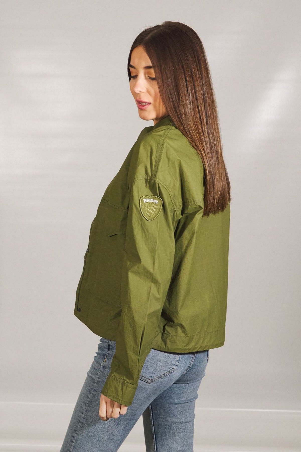BLAUER CHAQUETA CORTA 24SBLDC04124 en color VERDE (2)