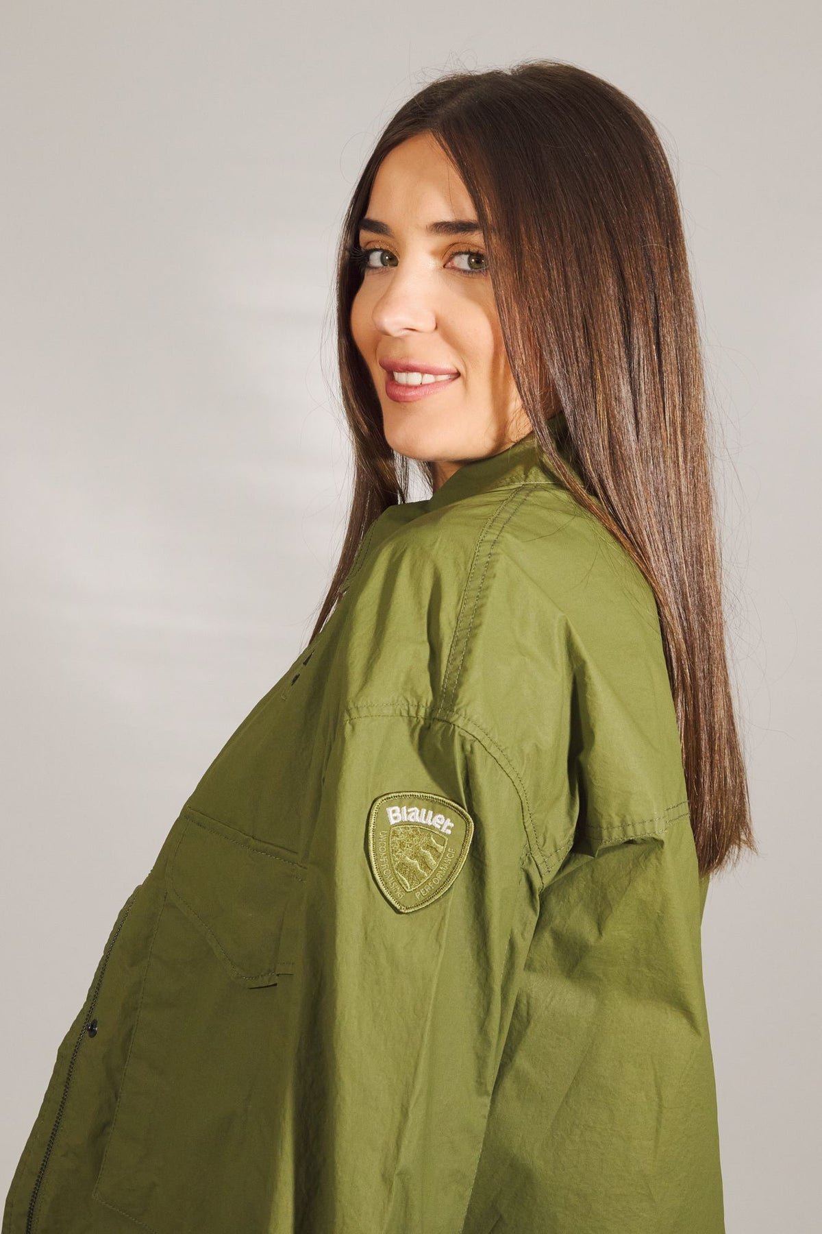 BLAUER CHAQUETA CORTA 24SBLDC04124 en color VERDE (4)