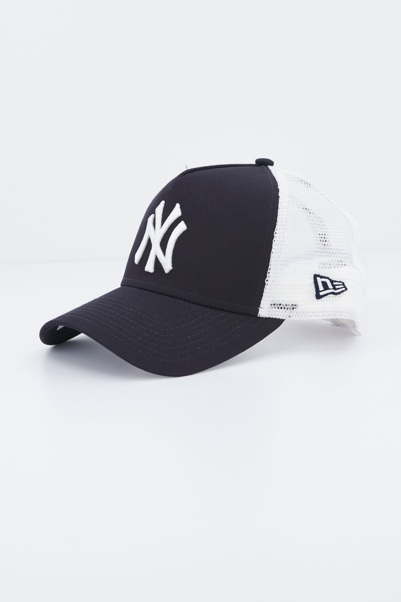 NEW ERA CLEAN TRUCKER 2 NEYYAN en color AZUL (2)