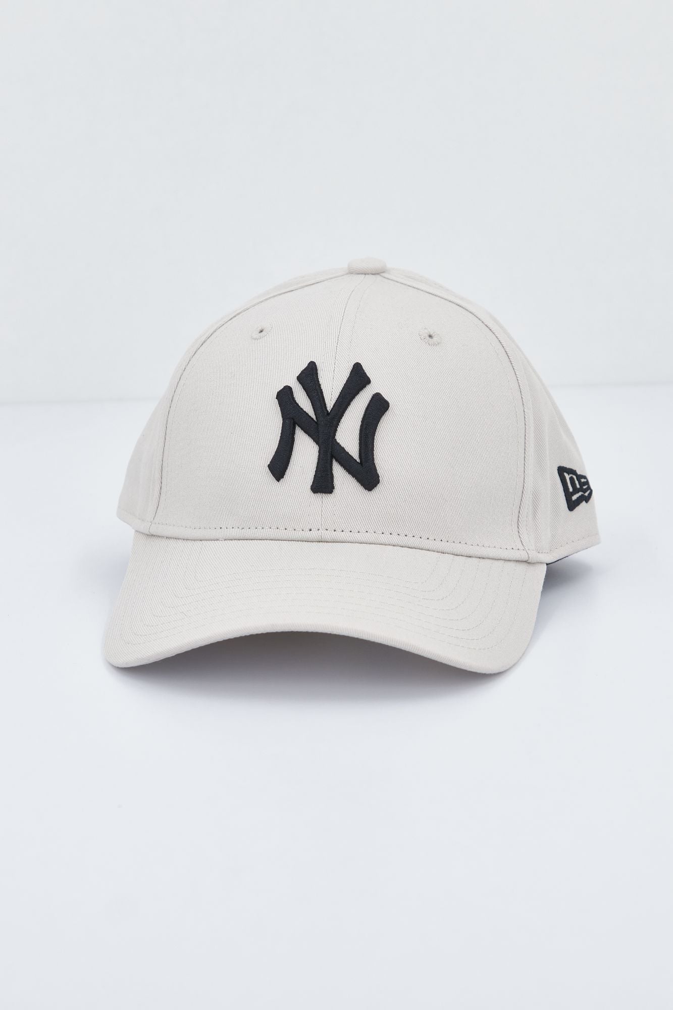 NEW ERA LEAGUE ESSENTIAL 940 NEYYA en color BEIS (1)