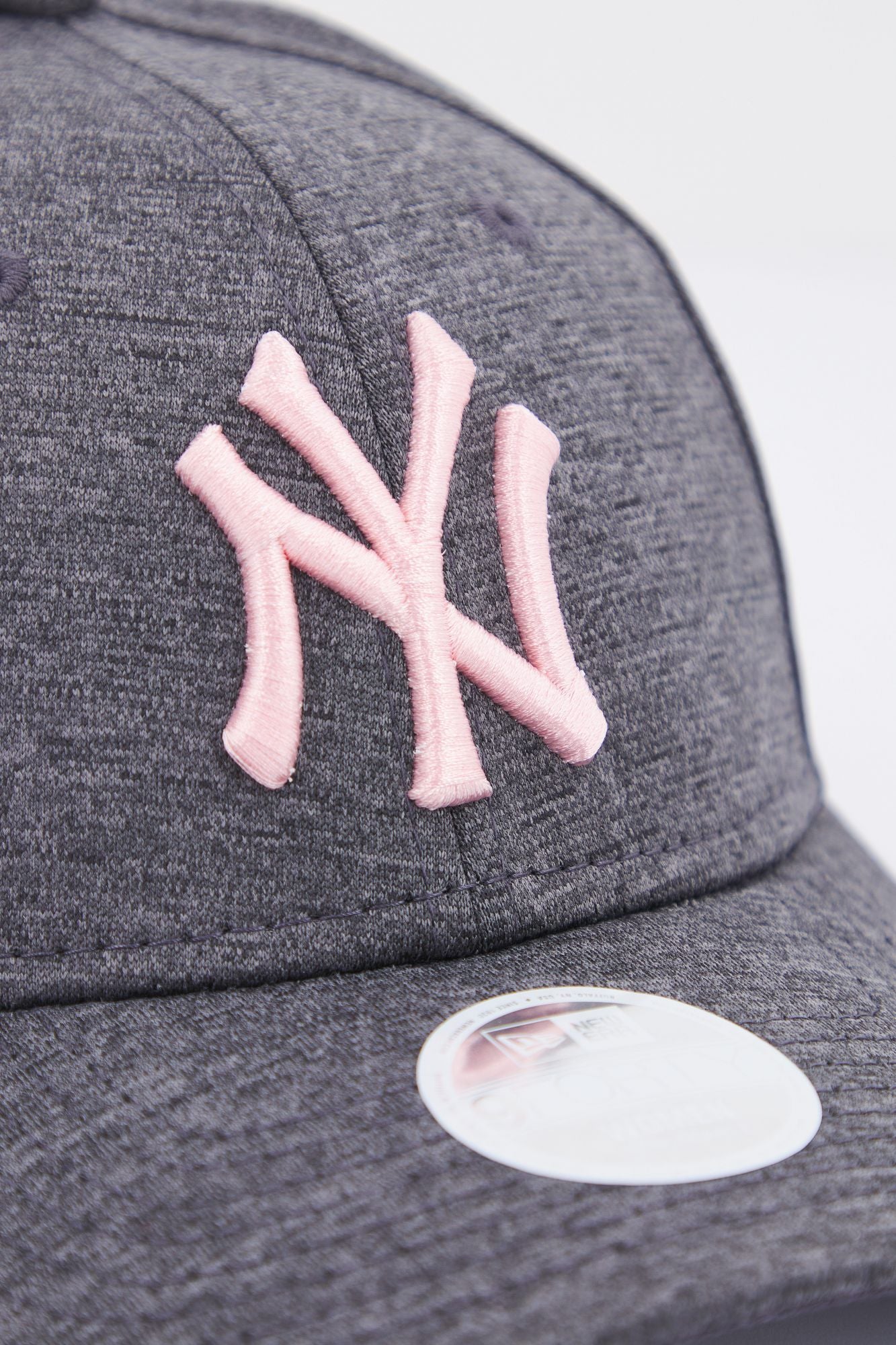 NEW ERA TECH JERSEY 9FORTY en color GRIS (4)