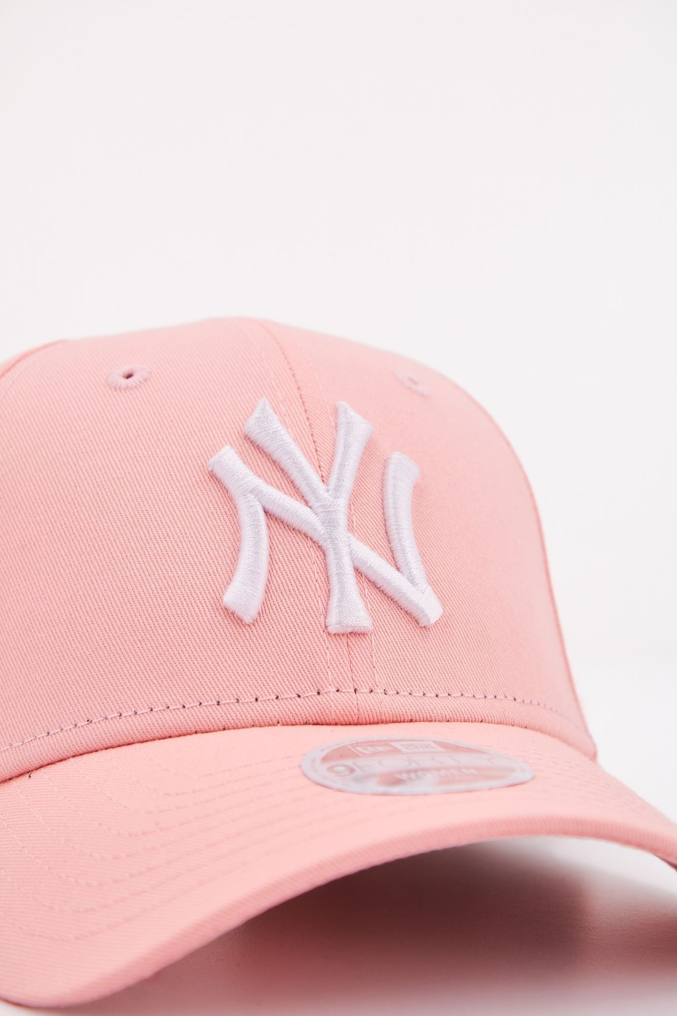 NEW ERA LEAGUE ESSENTIAL WMN en color ROSA (4)
