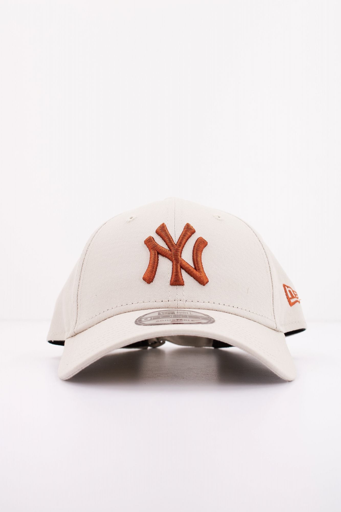 NEW ERA LEAGUE ESSENTIAL 9FORTY en color BEIS (1)