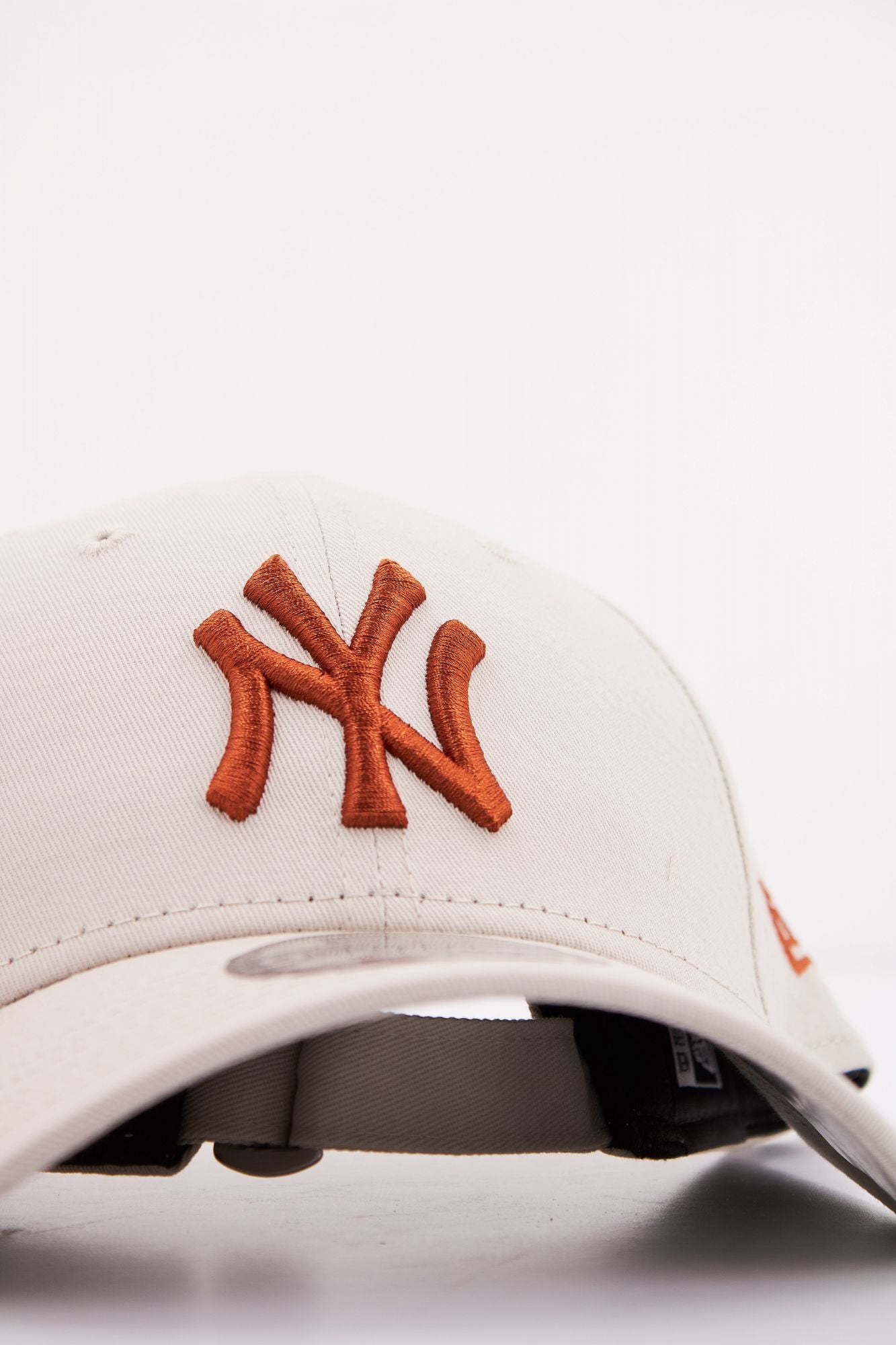 NEW ERA LEAGUE ESSENTIAL 9FORTY en color BEIS (4)