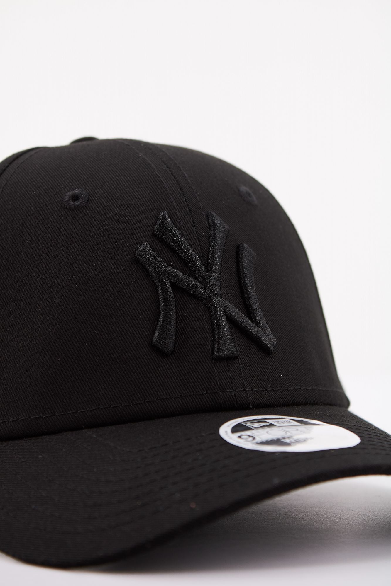 NEW ERA ESSENTIAL 940 WMNS NEYYA en color NEGRO (4)