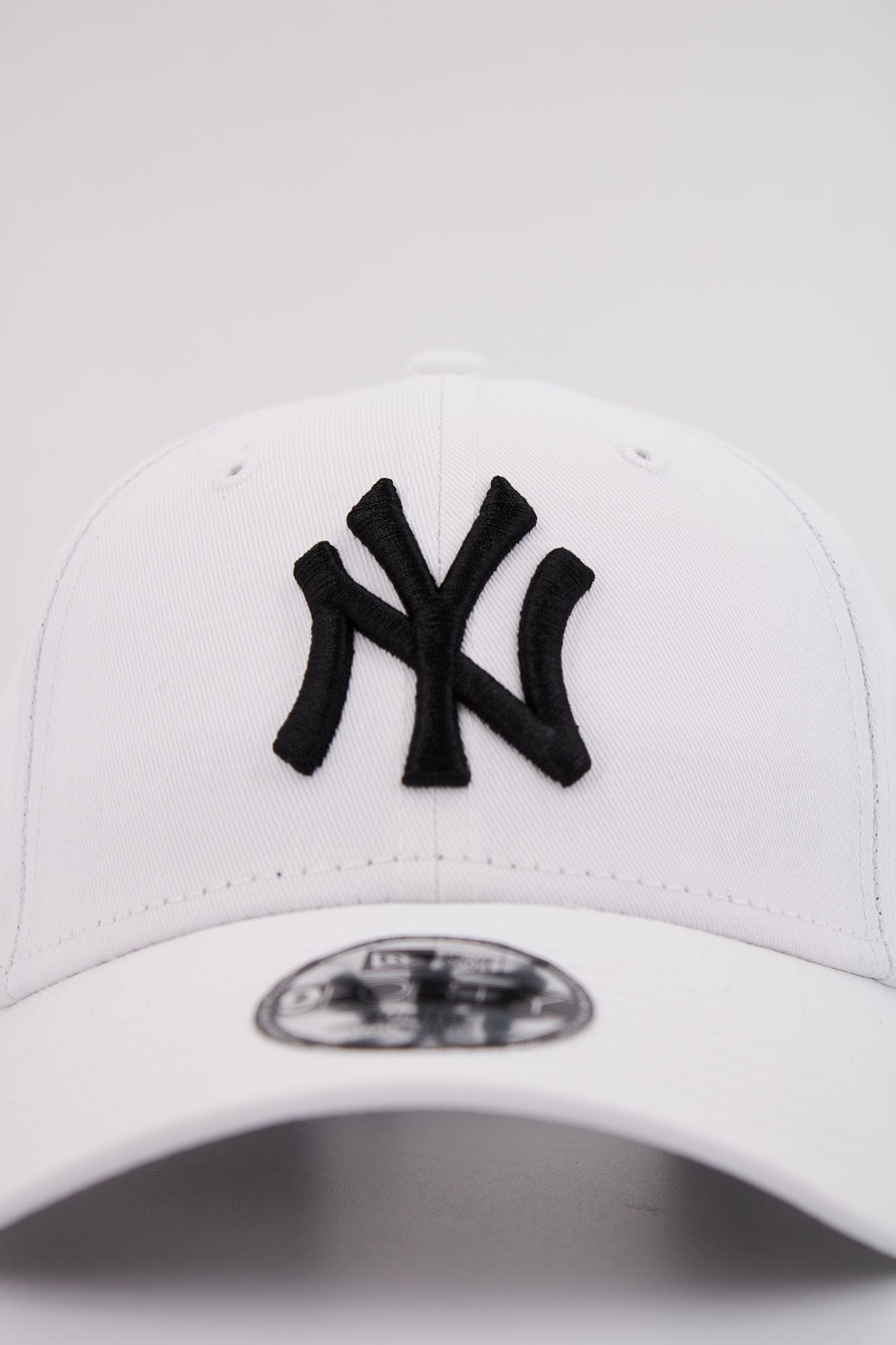 NEW ERA LEAGUE ESSENTI YOUTH en color BLANCO (4)
