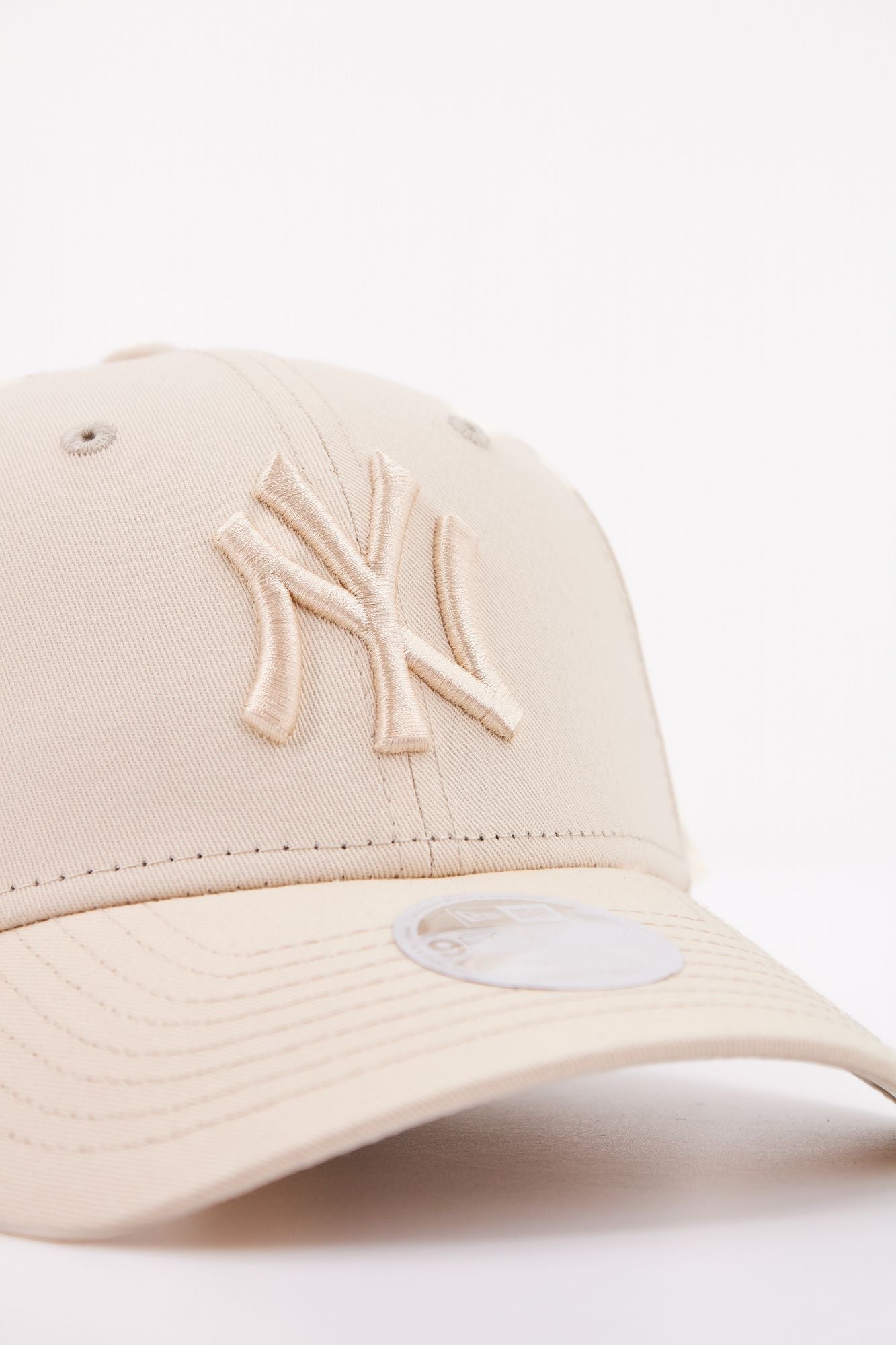 NEW ERA WMNS TONAL 9FORTY en color BEIS (4)