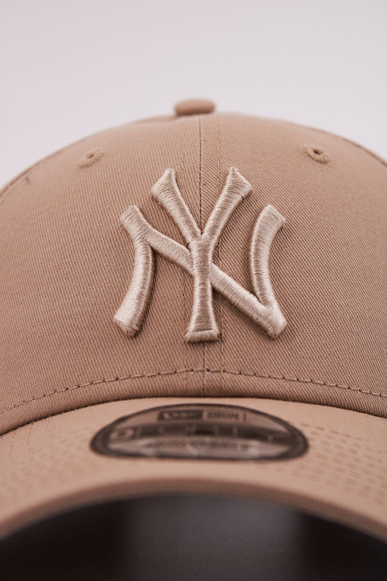 NEW ERA LEAGUE ESSENTIAL 9F OSFM en color BEIS (4)