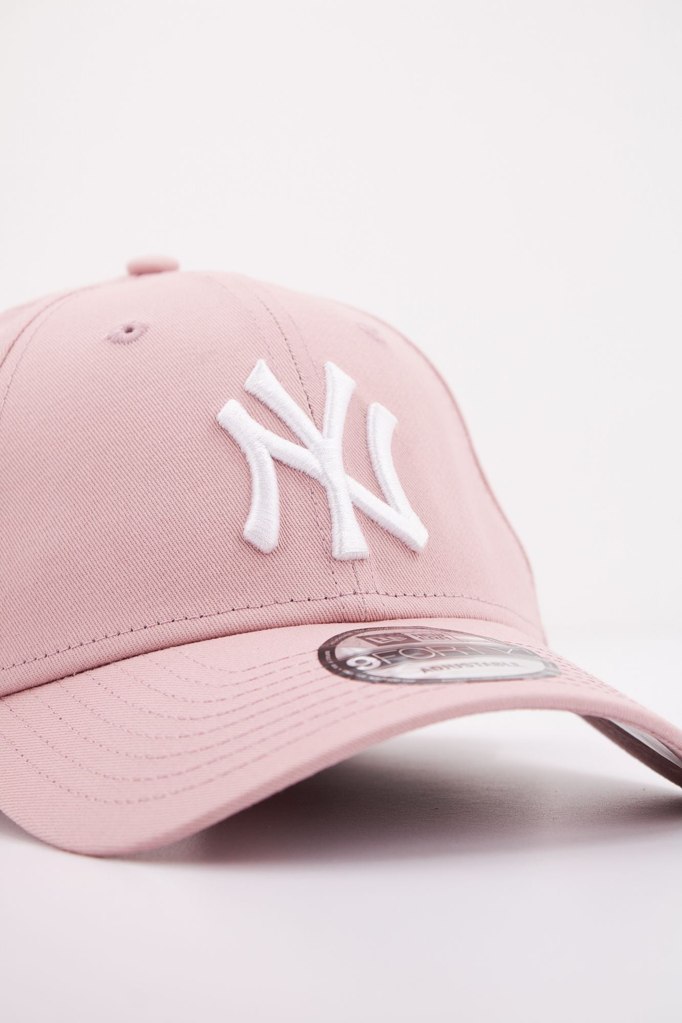 NEW ERA LEAGUE ESSENTIAL 9FORTY en color ROSA (4)