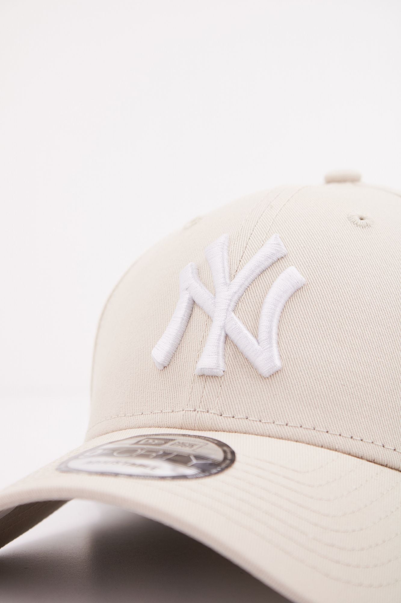 NEW ERA NOS LEAGUE ESS en color BEIS (4)
