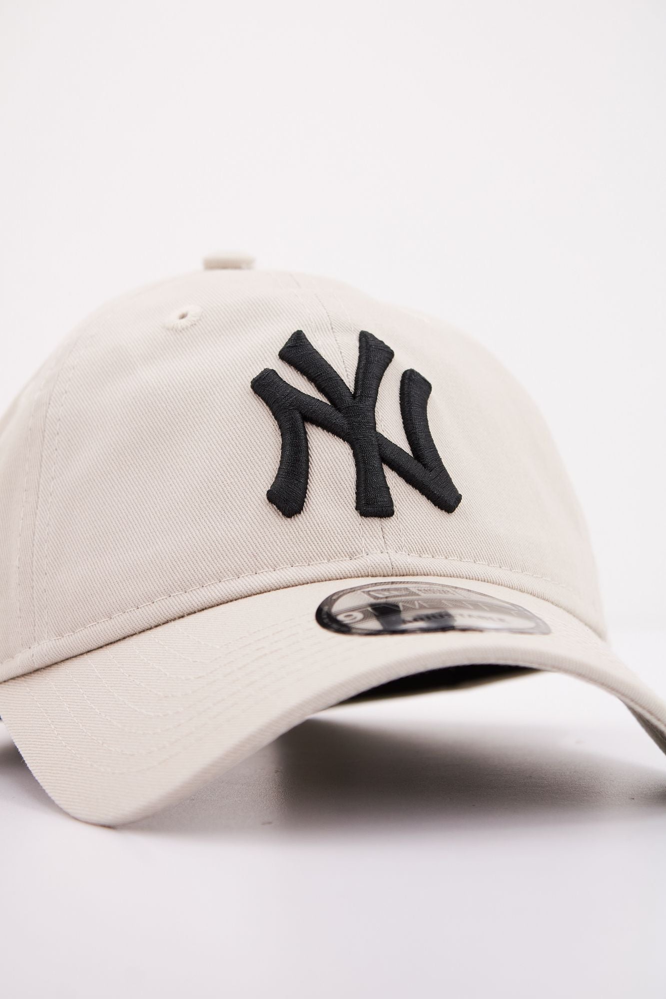 NEW ERA NOS LEAGUE ESS en color BEIS (4)