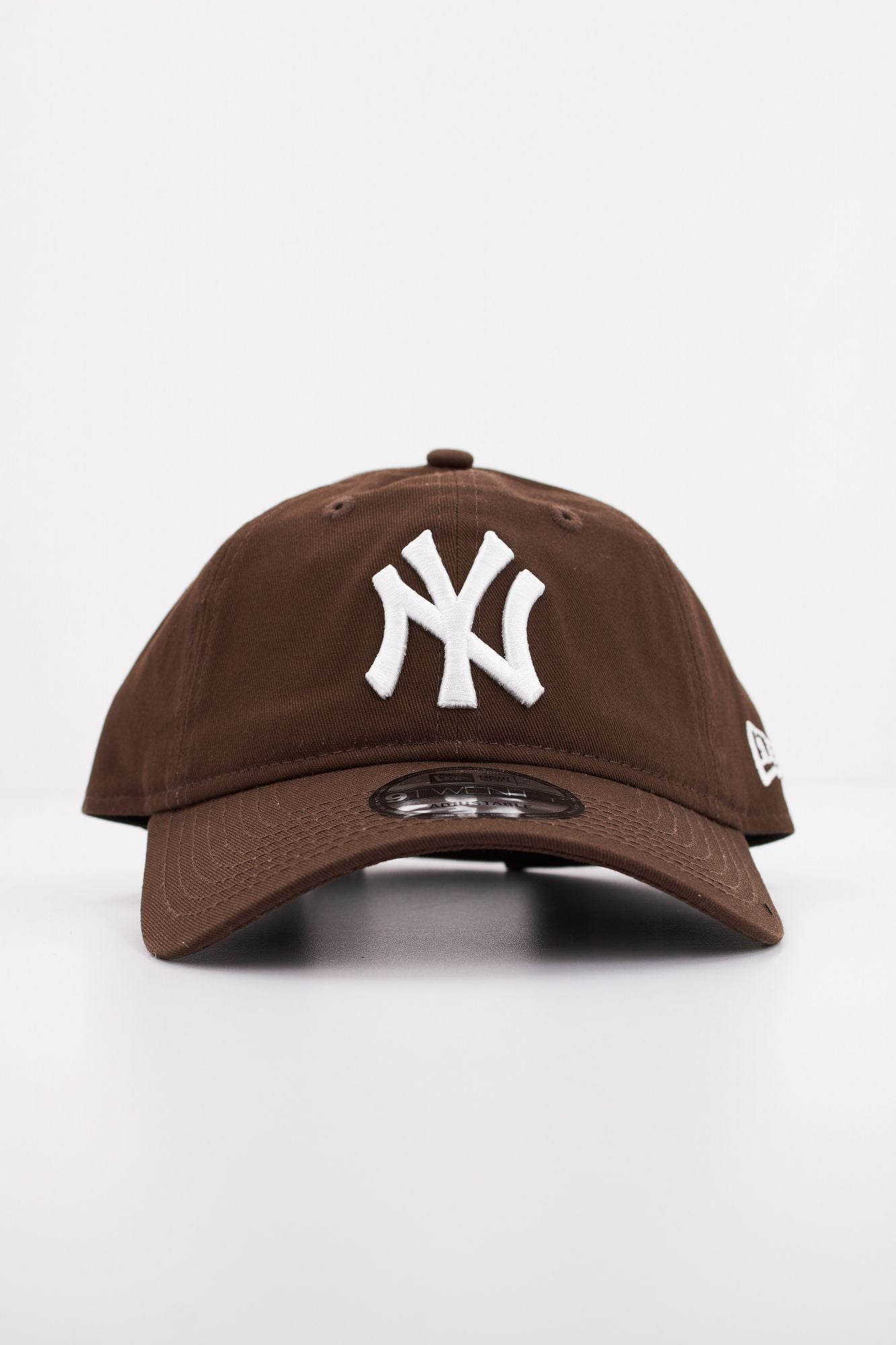 NEW ERA NOS LEAGUE ESS en color MARRON (1)