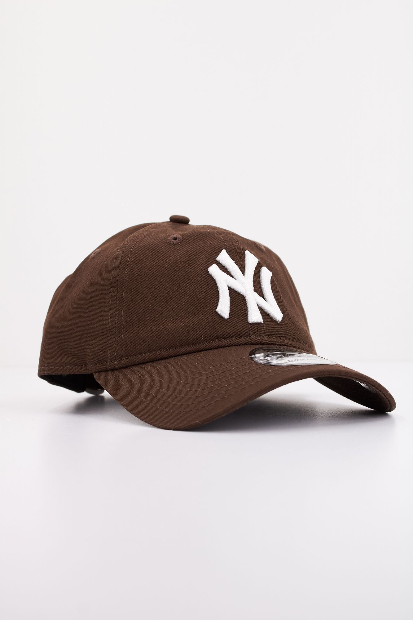 NEW ERA NOS LEAGUE ESS en color MARRON (2)