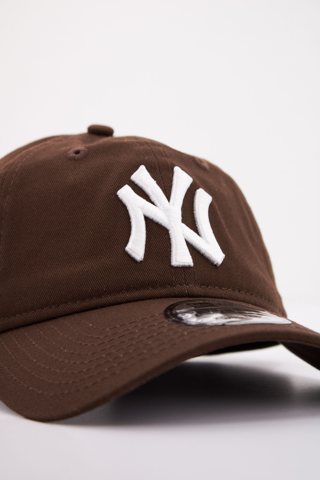 NEW ERA NOS LEAGUE ESS en color MARRON (4)