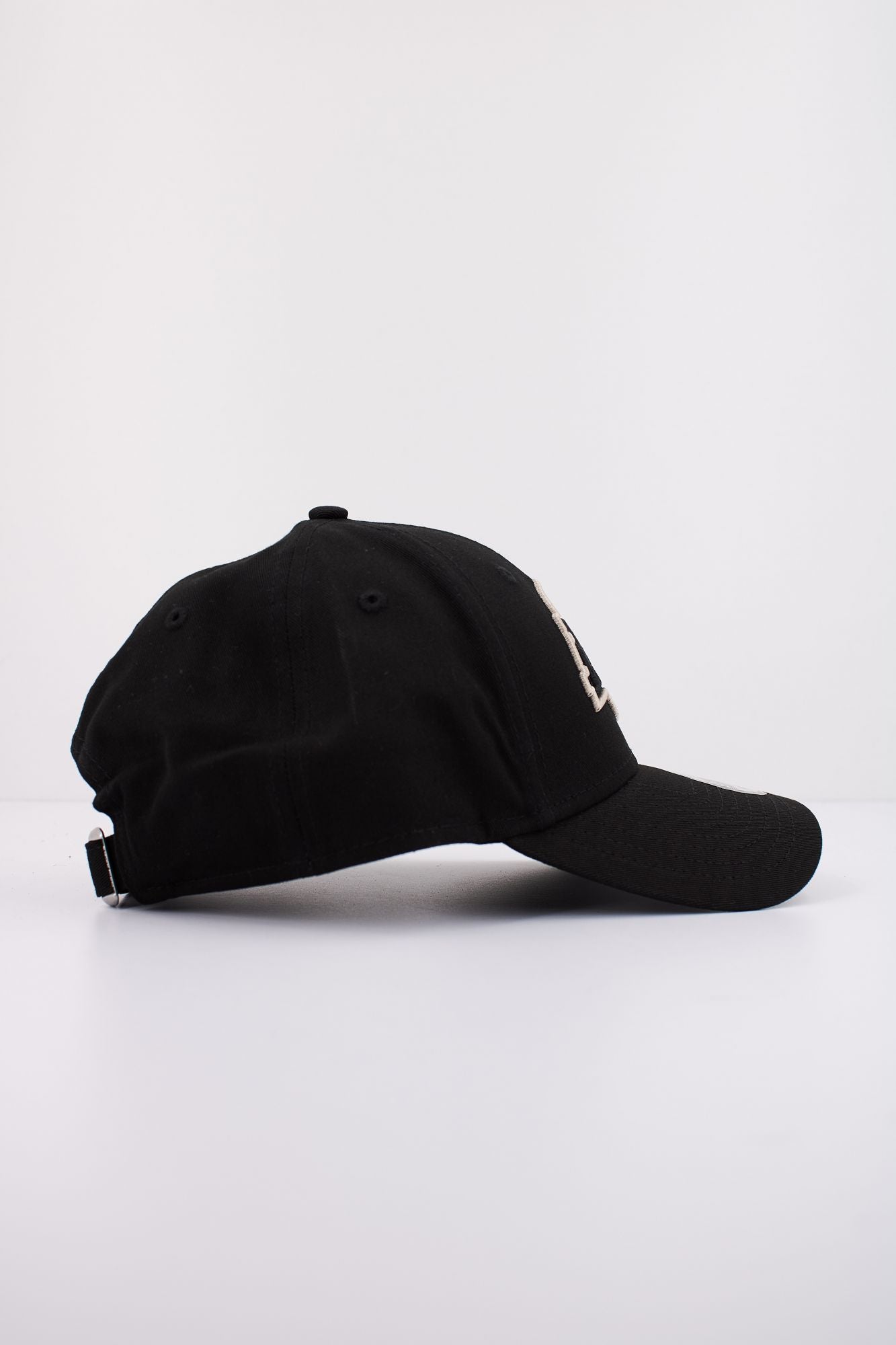 NEW ERA TEAM OUTLINE 9FORTY OSFM en color NEGRO (2)