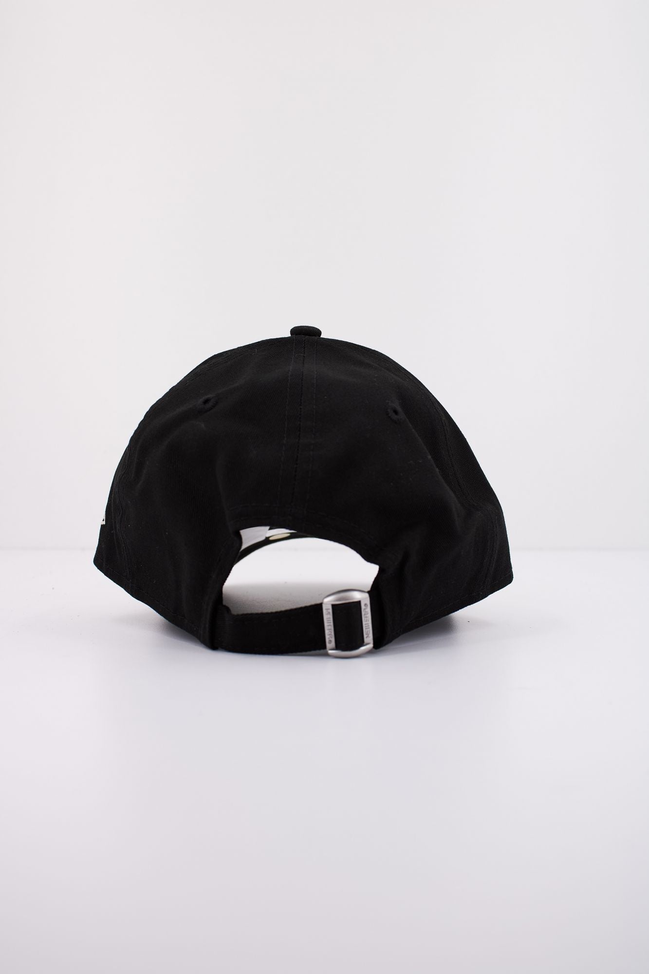 NEW ERA TEAM OUTLINE 9FORTY OSFM en color NEGRO (3)