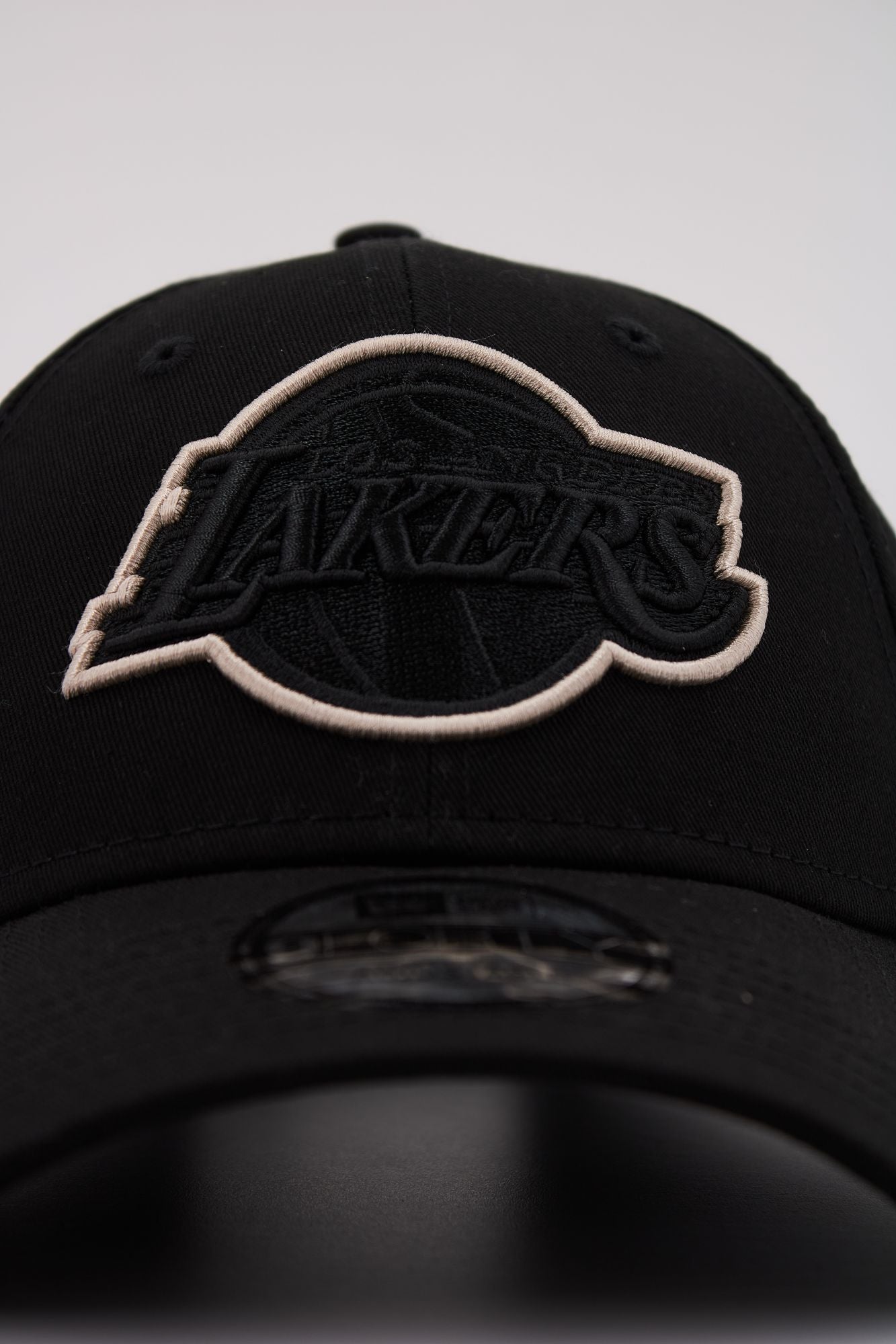 NEW ERA TEAM OUTLINE 9FORTY OSFM en color NEGRO (4)