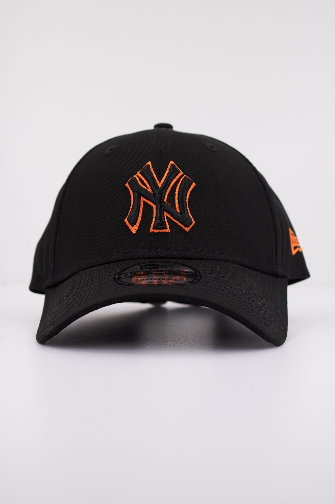 NEW ERA TEAM OUTLINE 9FORTY OSFM en color NEGRO (1)