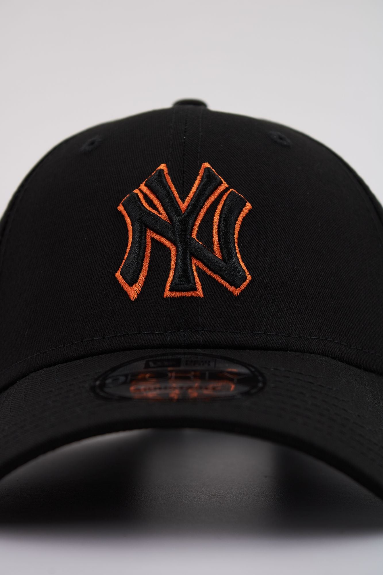 NEW ERA TEAM OUTLINE 9FORTY OSFM en color NEGRO (4)