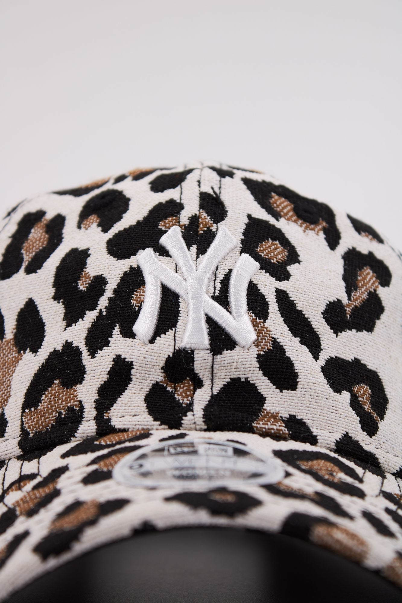 NEW ERA JACQUARD LEO 9 OSFM en color ANIMAL PRINT (4)